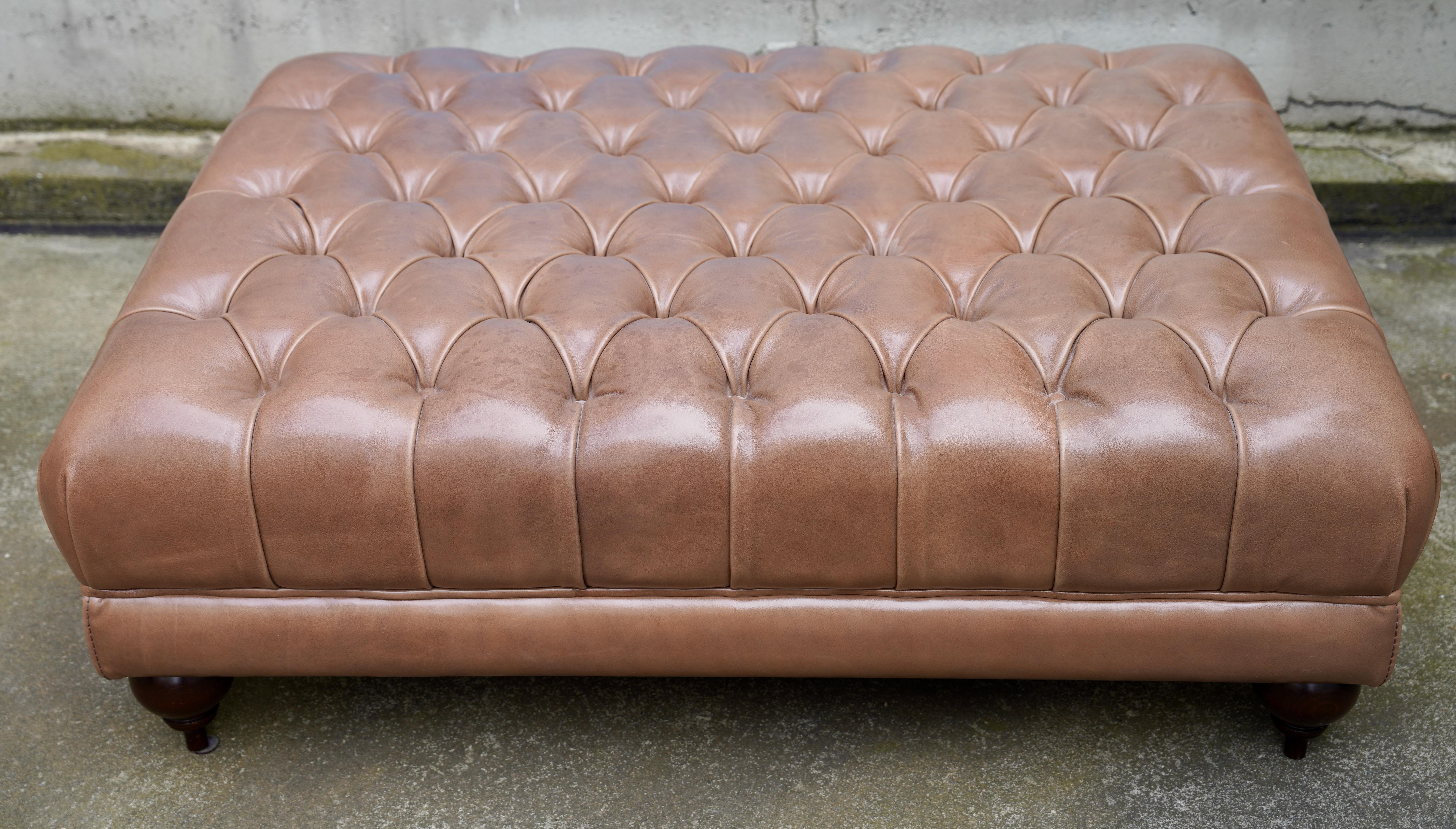 Lussuoso pouf in vera pelle con design Chesterfield di Baxter, H. 47 cm

Descrizione dell'articolo:
Questo imponente pouf di Baxter, rinomato produttore italiano di mobili di lusso, combina un design elegante con una lavorazione artigianale di prima