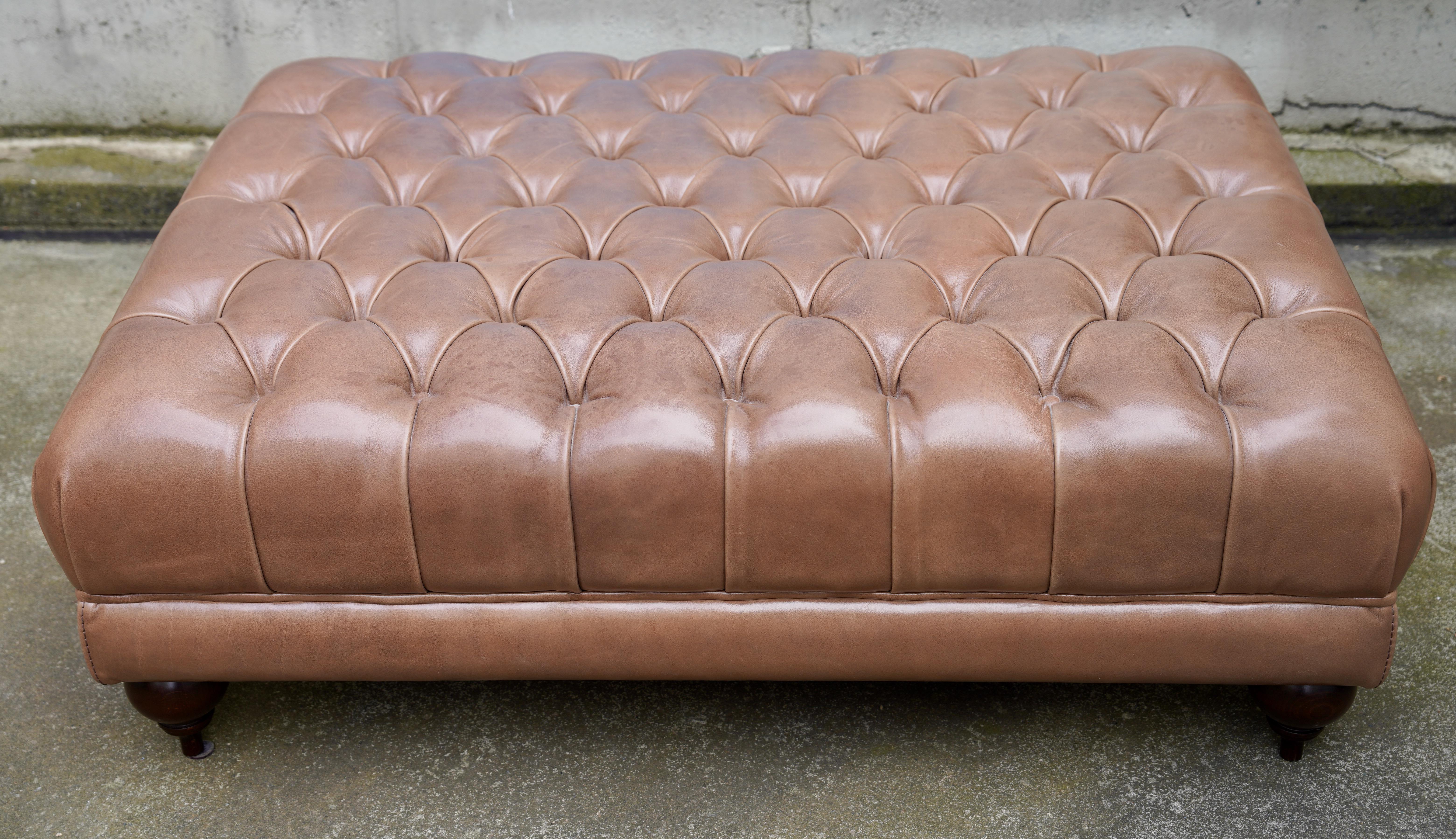 Moderno Pouf in vera pelle dal design Chesterfield di Baxter, Sgabello in vendita