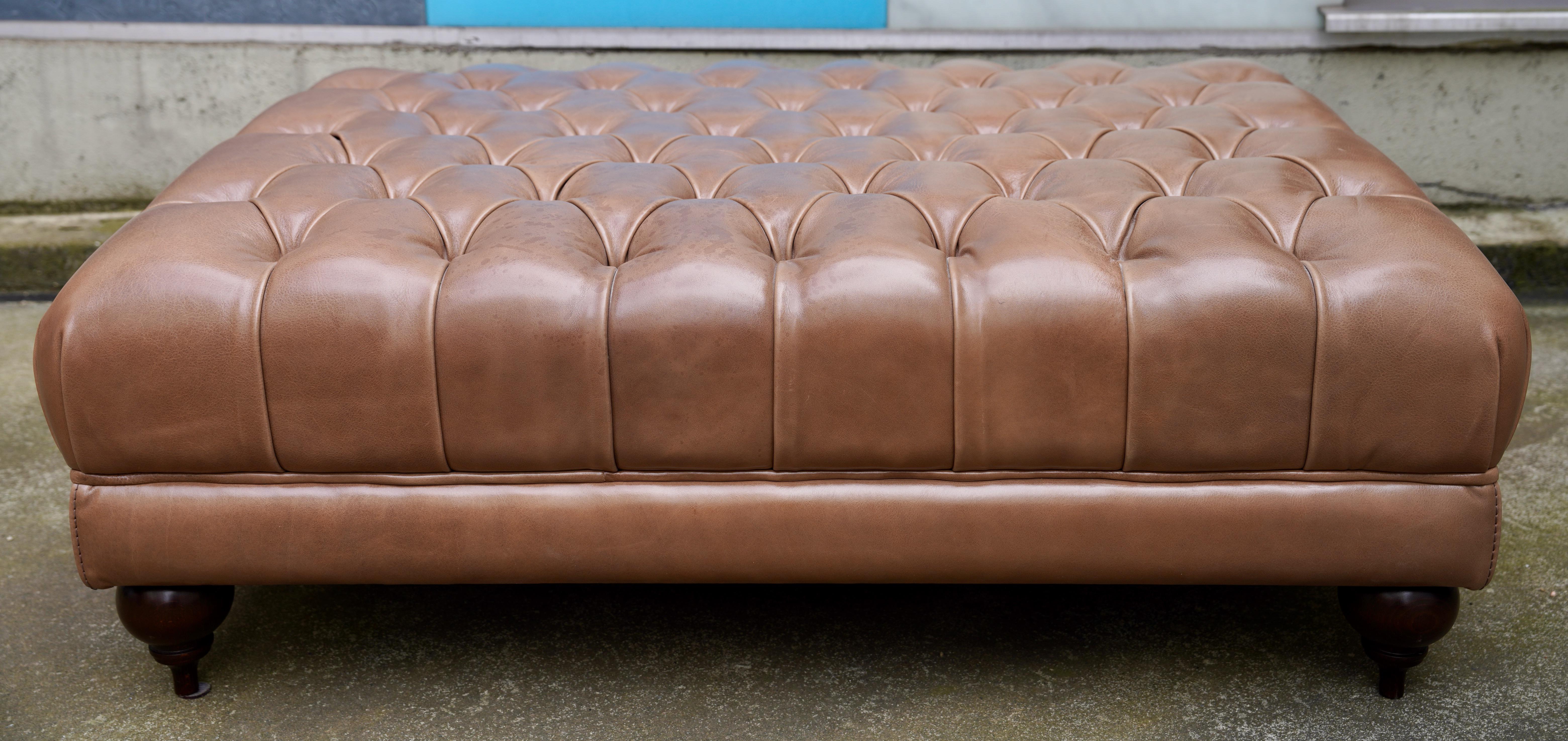 Italiano Pouf in vera pelle dal design Chesterfield di Baxter, Sgabello in vendita
