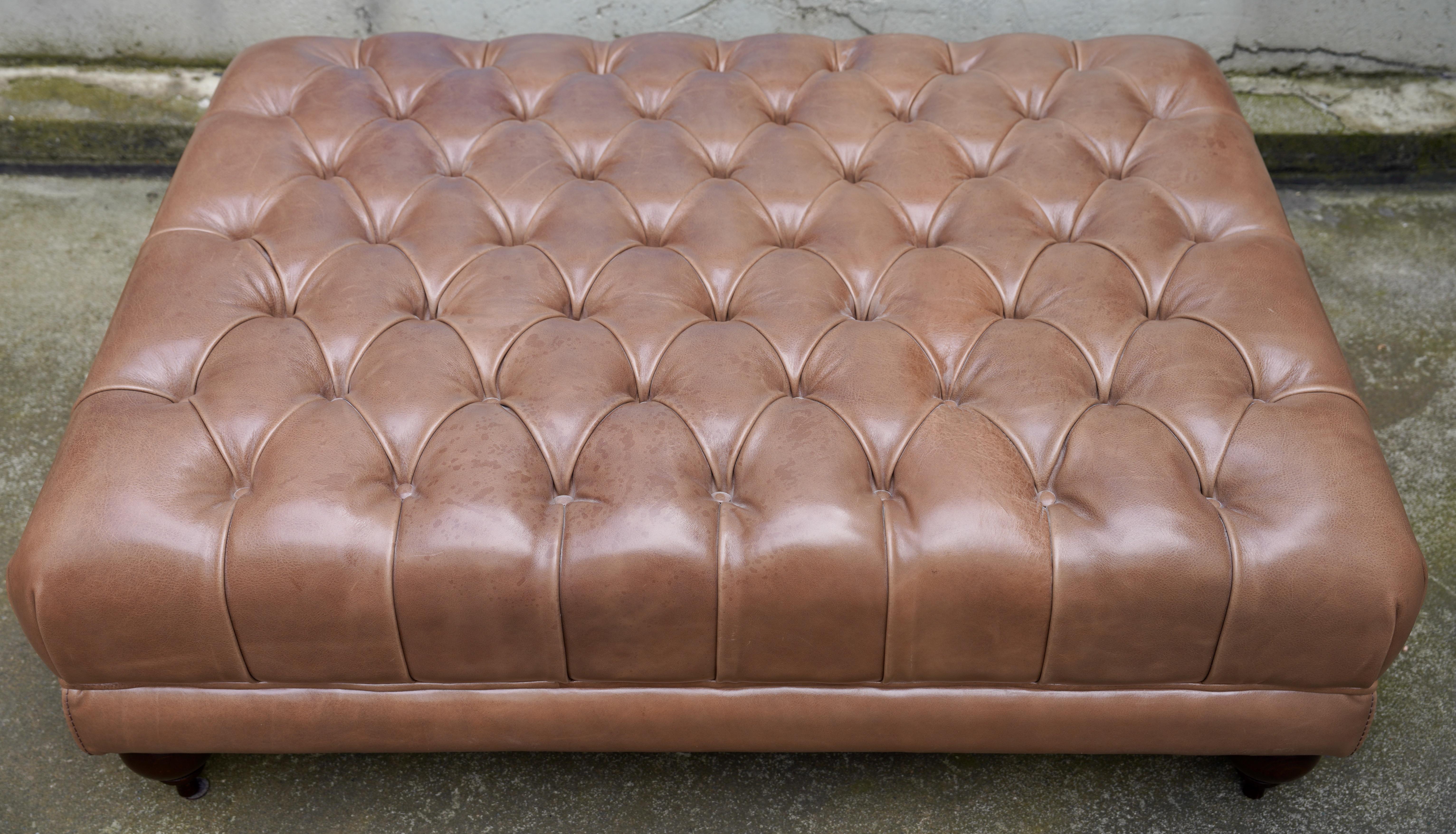 Fatto a mano Pouf in vera pelle dal design Chesterfield di Baxter, Sgabello in vendita