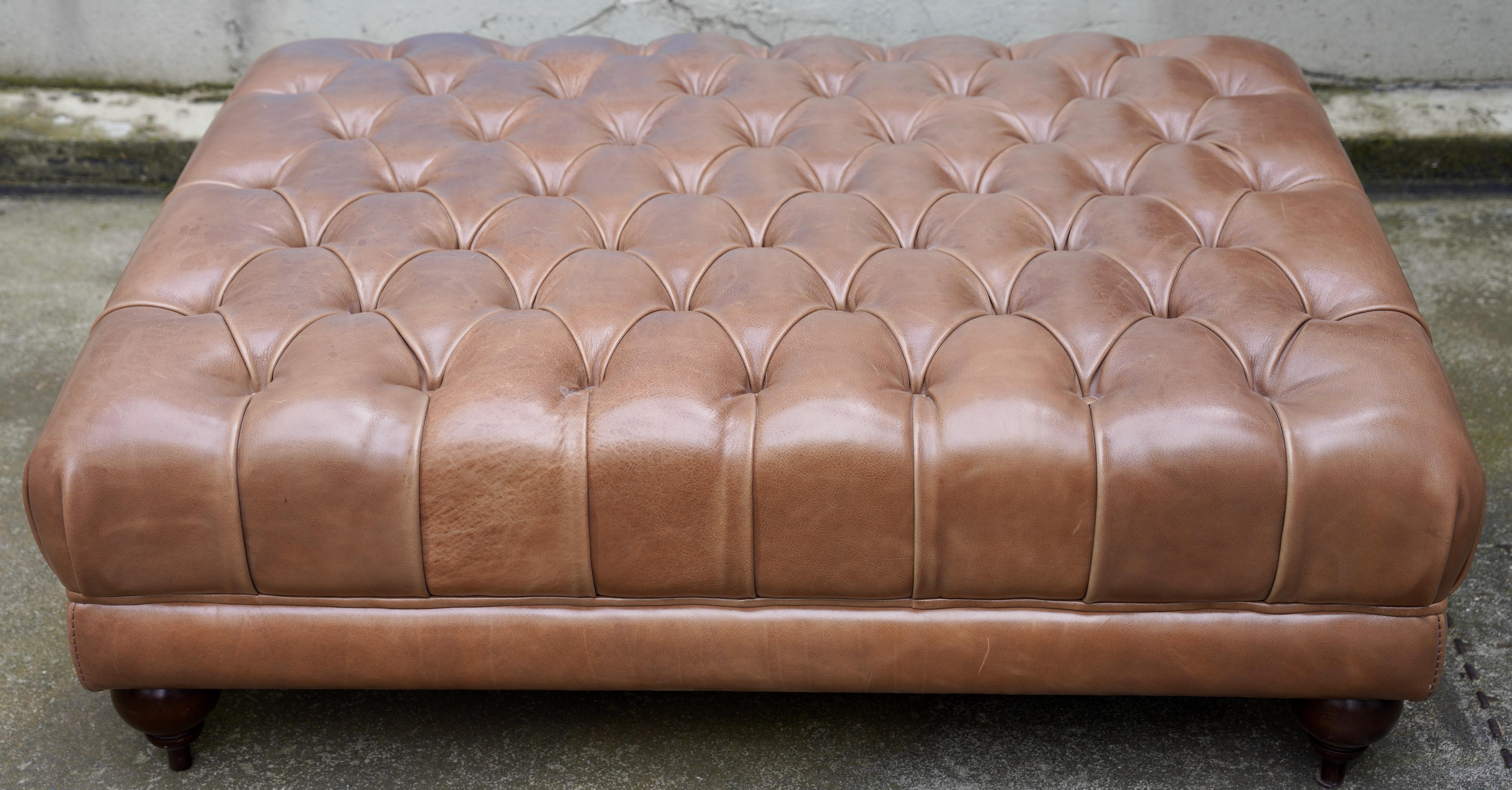 Pouf in vera pelle dal design Chesterfield di Baxter, Sgabello In condizioni buone in vendita a Berlin, DE
