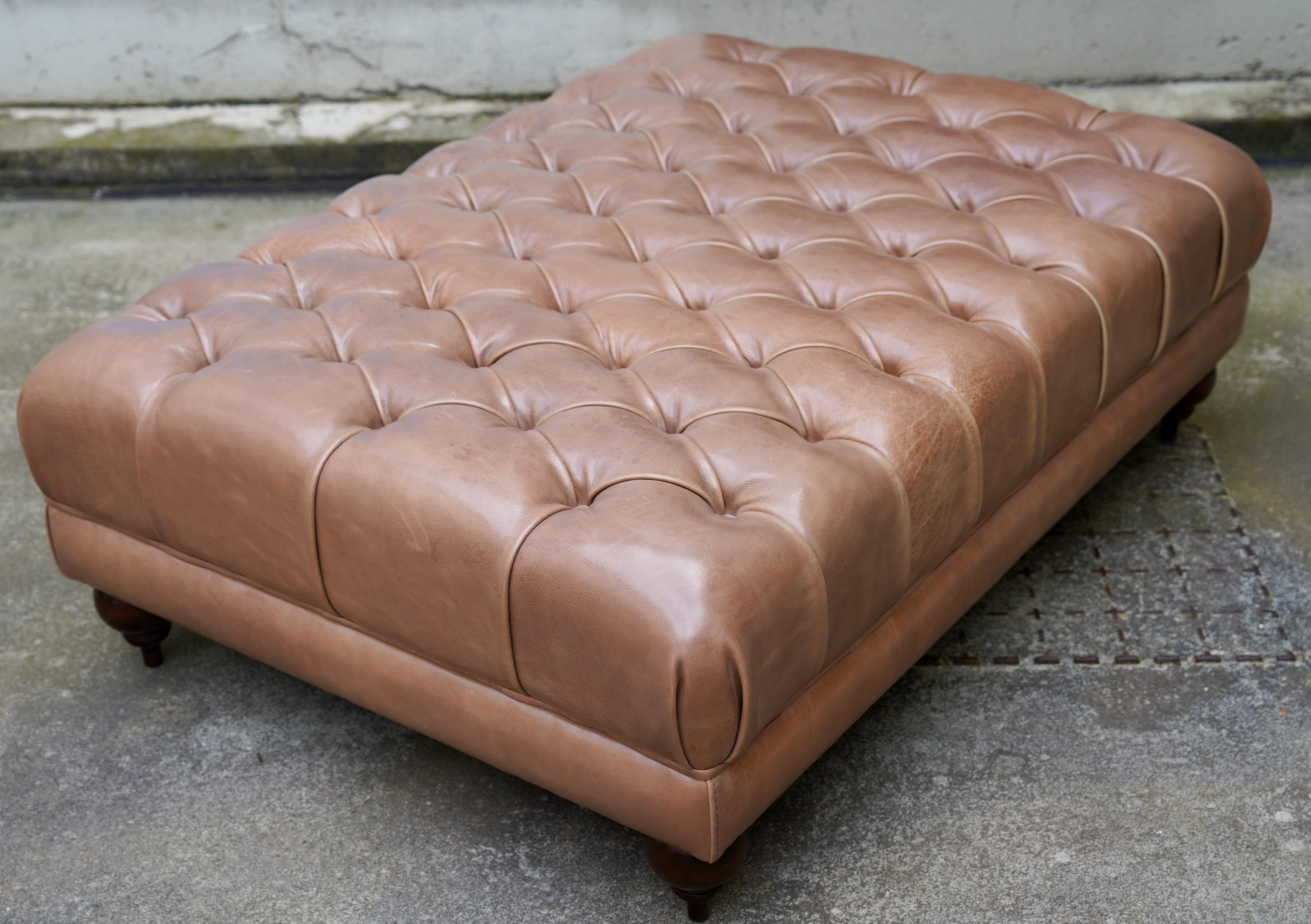 XXI secolo e contemporaneo Pouf in vera pelle dal design Chesterfield di Baxter, Sgabello in vendita