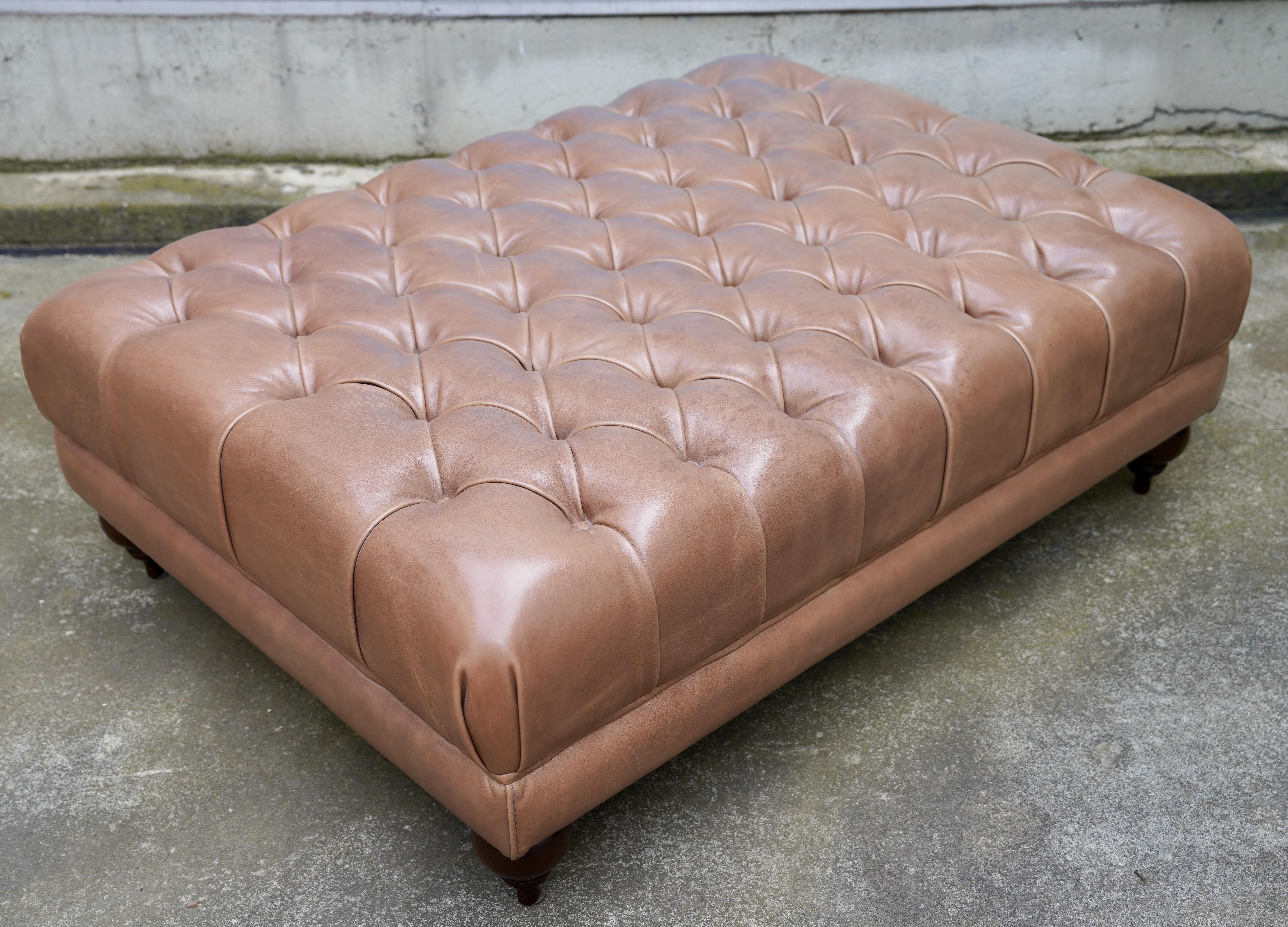 Pelle Pouf in vera pelle dal design Chesterfield di Baxter, Sgabello in vendita