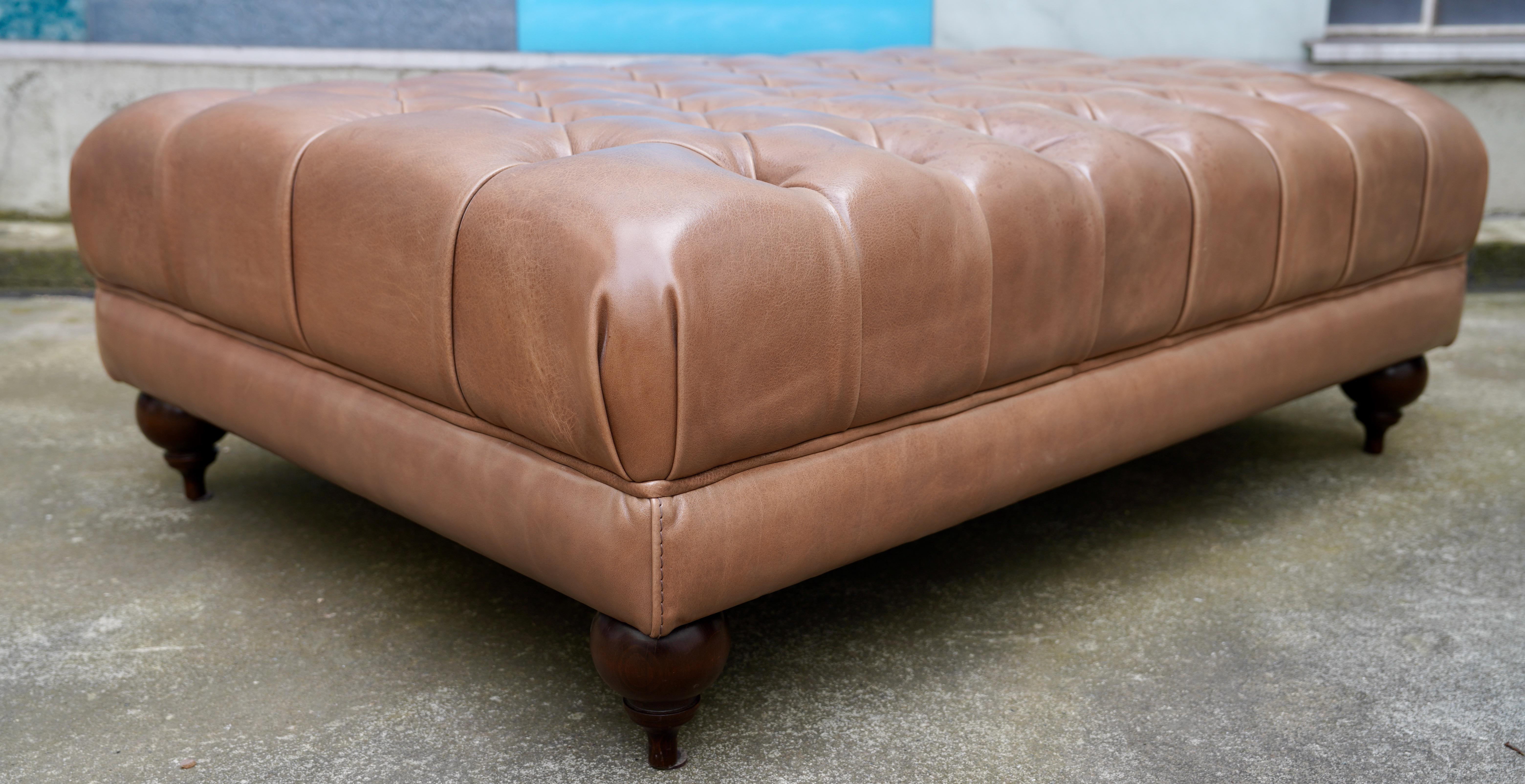 Pouf in vera pelle dal design Chesterfield di Baxter, Sgabello in vendita 1