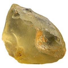 Tektite authentique en verre du désert de Liban dans une boîte d'exposition  (140,1 grammes)