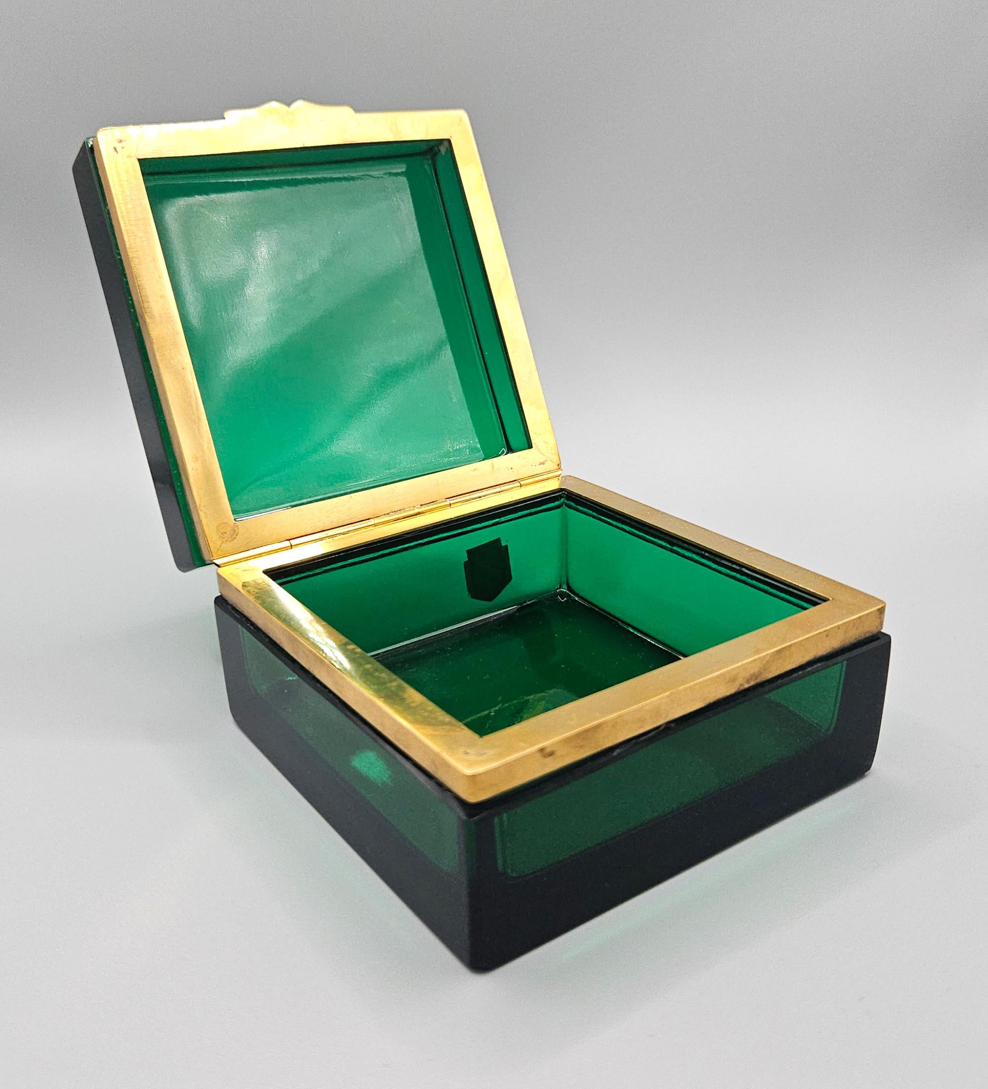 A beautiful quality lush emerald green Murano art glass jewelry box or trinket box made by Cenedese in Venice, Italy, c. 1950. 

The glass has a deep, rich hue which contrasts dramatically with the original gilt mounts. The casket retains two