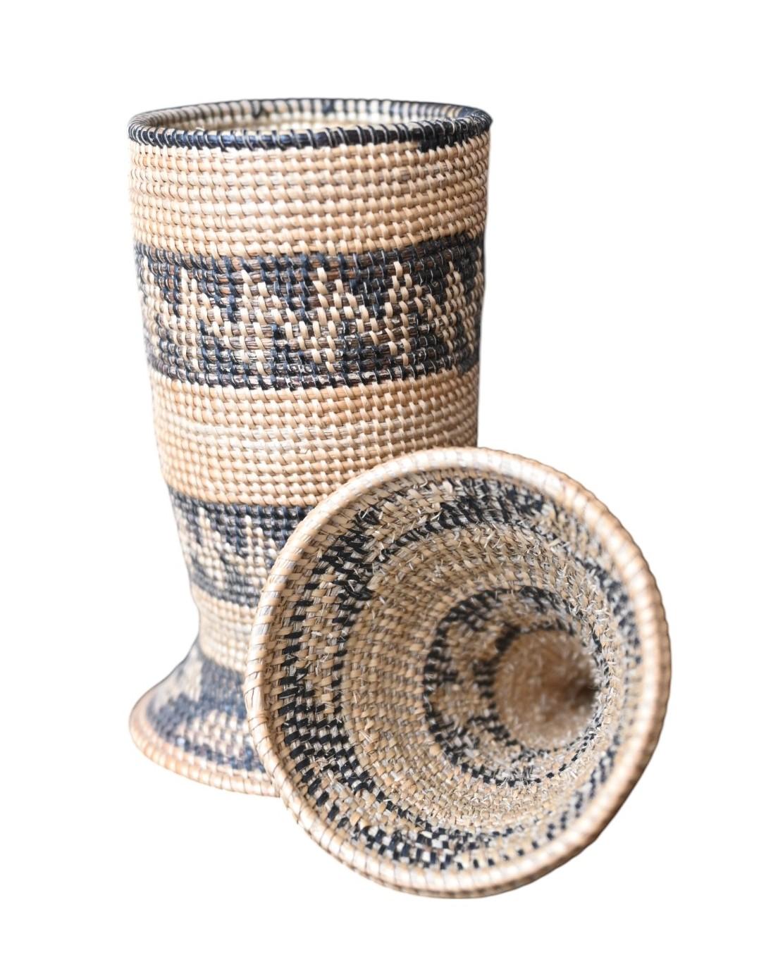 Echte Miniatur-Gewebefaser  Korb aus dem Tutsi-Stamme, Rwanda, Anfang 1900 (Pflanzlich gefärbt) im Angebot