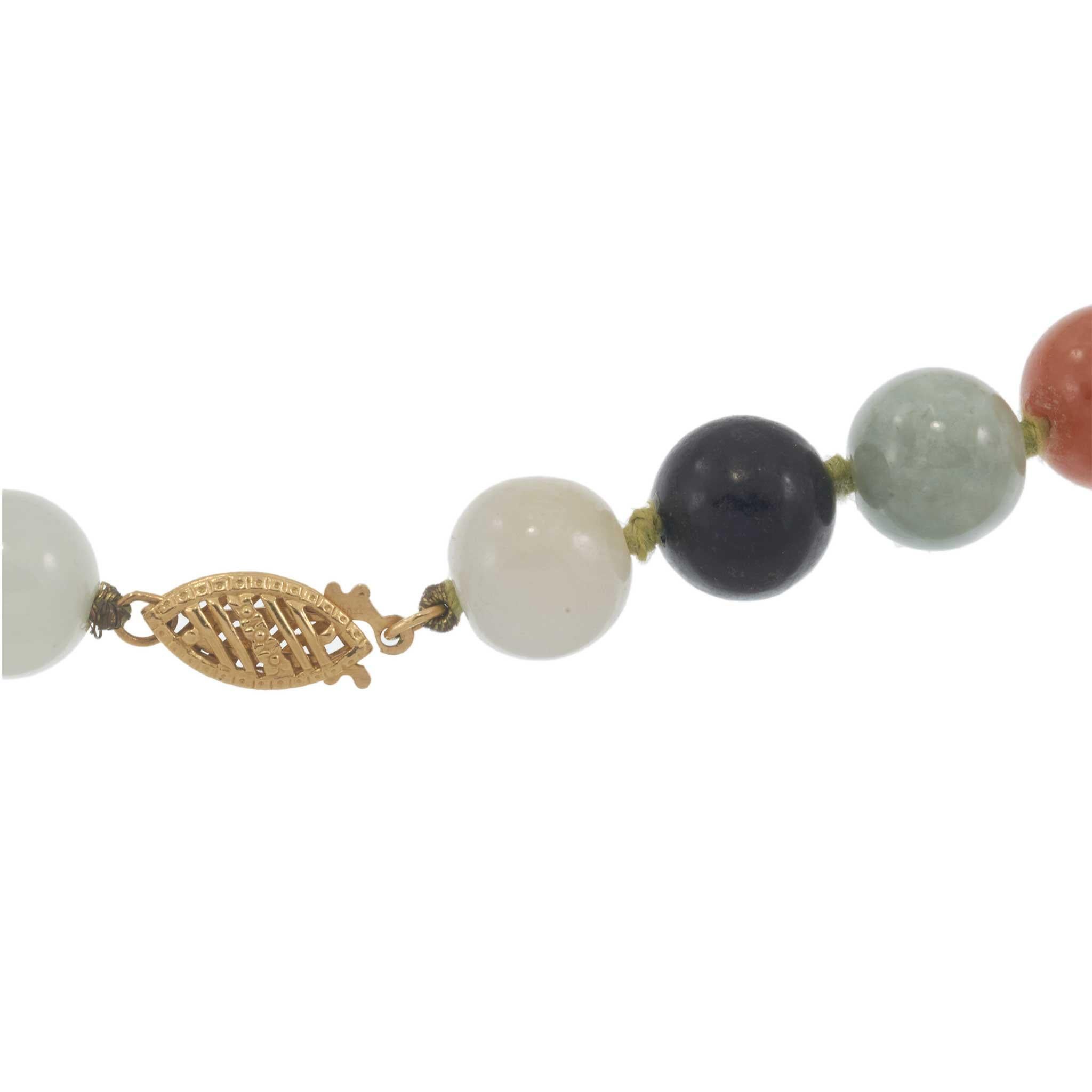 Questa collana di 22 pollici presenta perle di giada multicolore autentiche, ognuna delle quali misura 8 mm ed è annodata a mano per garantire una resistenza duratura e un movimento fluido. La naturale variazione di tonalità, dal verde tenue