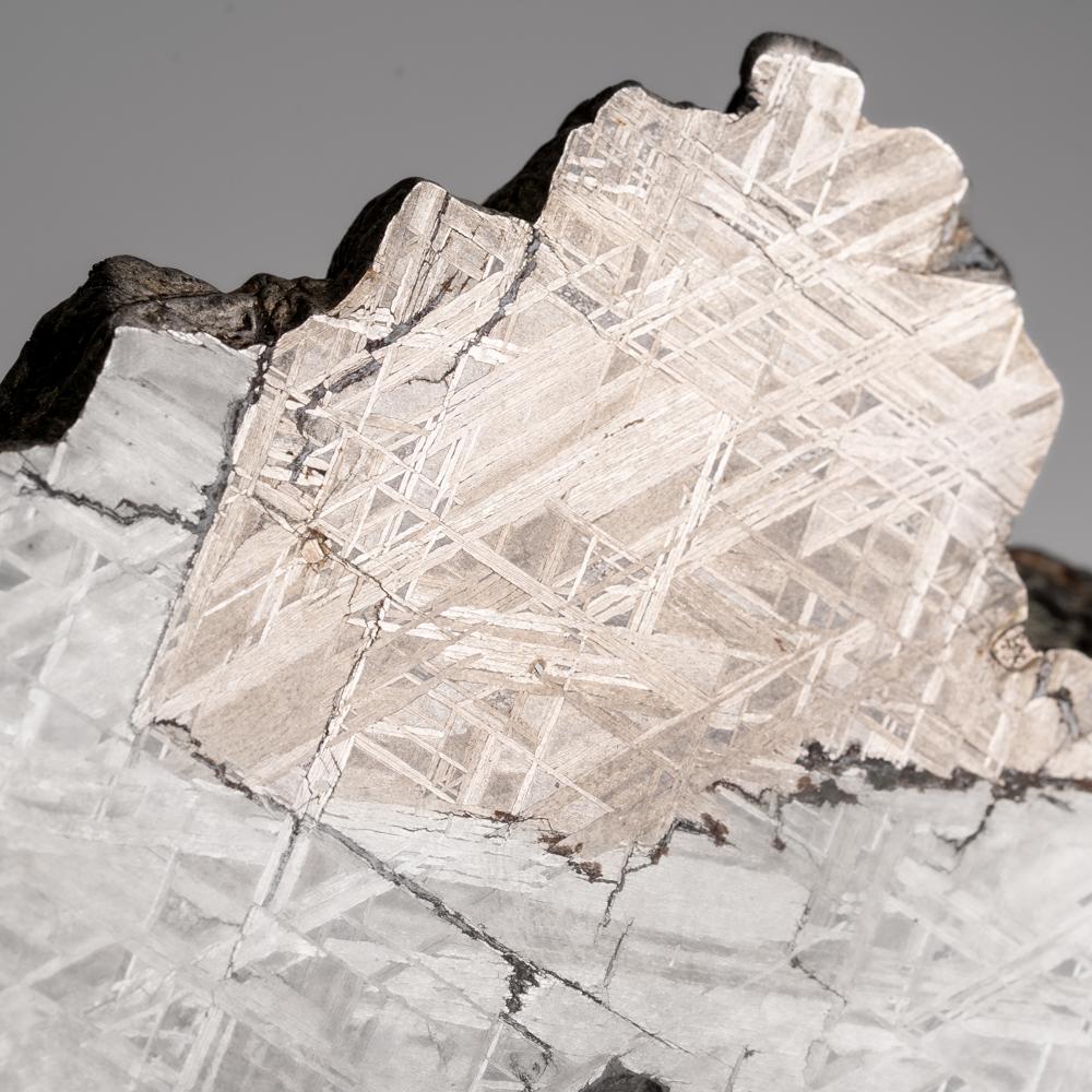 Tranche de météorite Muonionalusta authentique de Norrbotten, Suède.

La Muonionalusta est une météorite classée dans la catégorie des octaédrites fines de type IVA (Of) qui s'est produite dans le nord de la Scandinavie, à l'ouest de la frontière