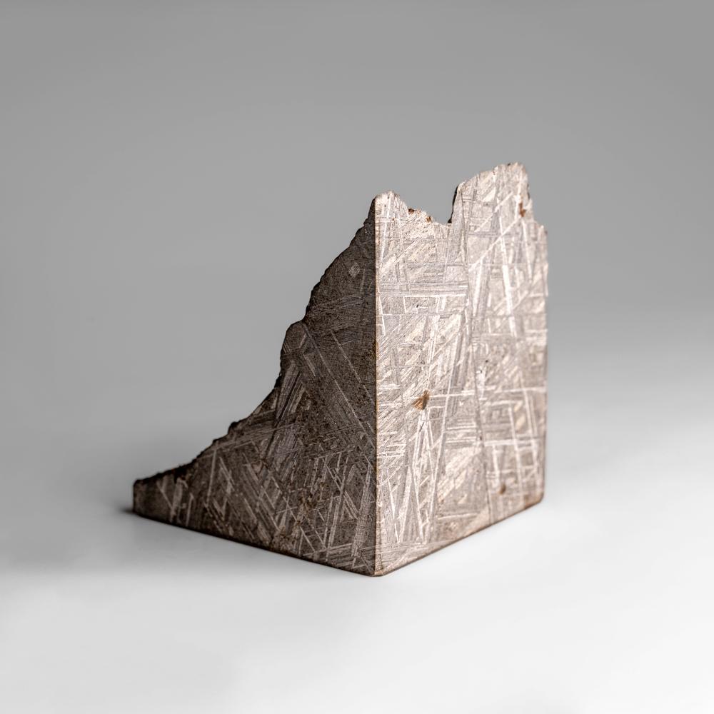 Echte Muonionalusta-Meteoritenscheibe aus Norrbotten, Schweden.

Der Muonionalusta ist ein Meteorit, der als feiner Oktaedrit vom Typ IVA (Of) klassifiziert wird und etwa eine Million Jahre vor unserer Zeitrechnung in Nordskandinavien, westlich der