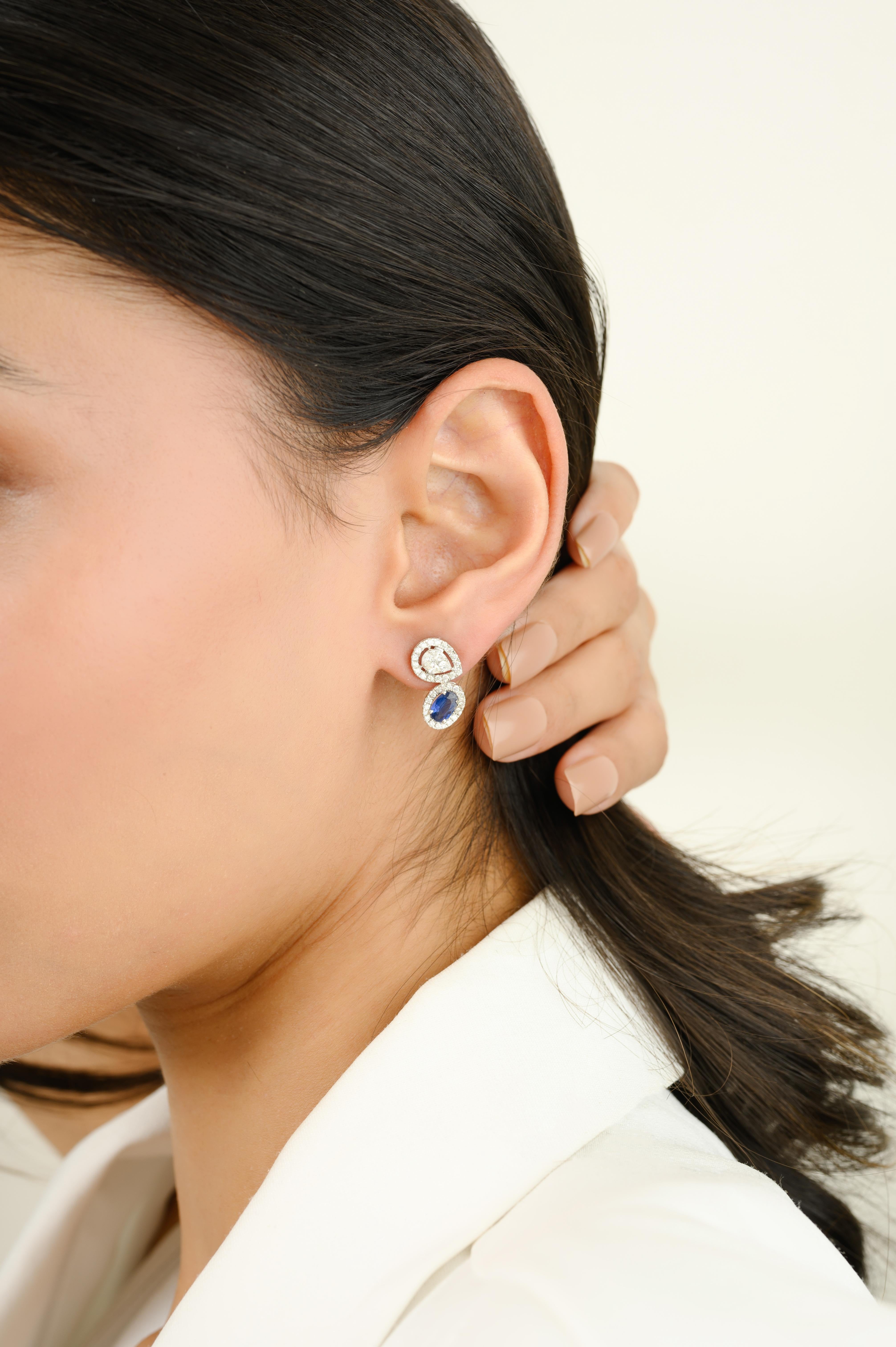 Coppia di orecchini a perno con zaffiro blu naturale e diamante in oro 18 carati, per dare un tocco di classe al tuo look. Gli orecchini a perno ti serviranno per dare un tocco di classe al tuo look. Questi orecchini creano un look scintillante e