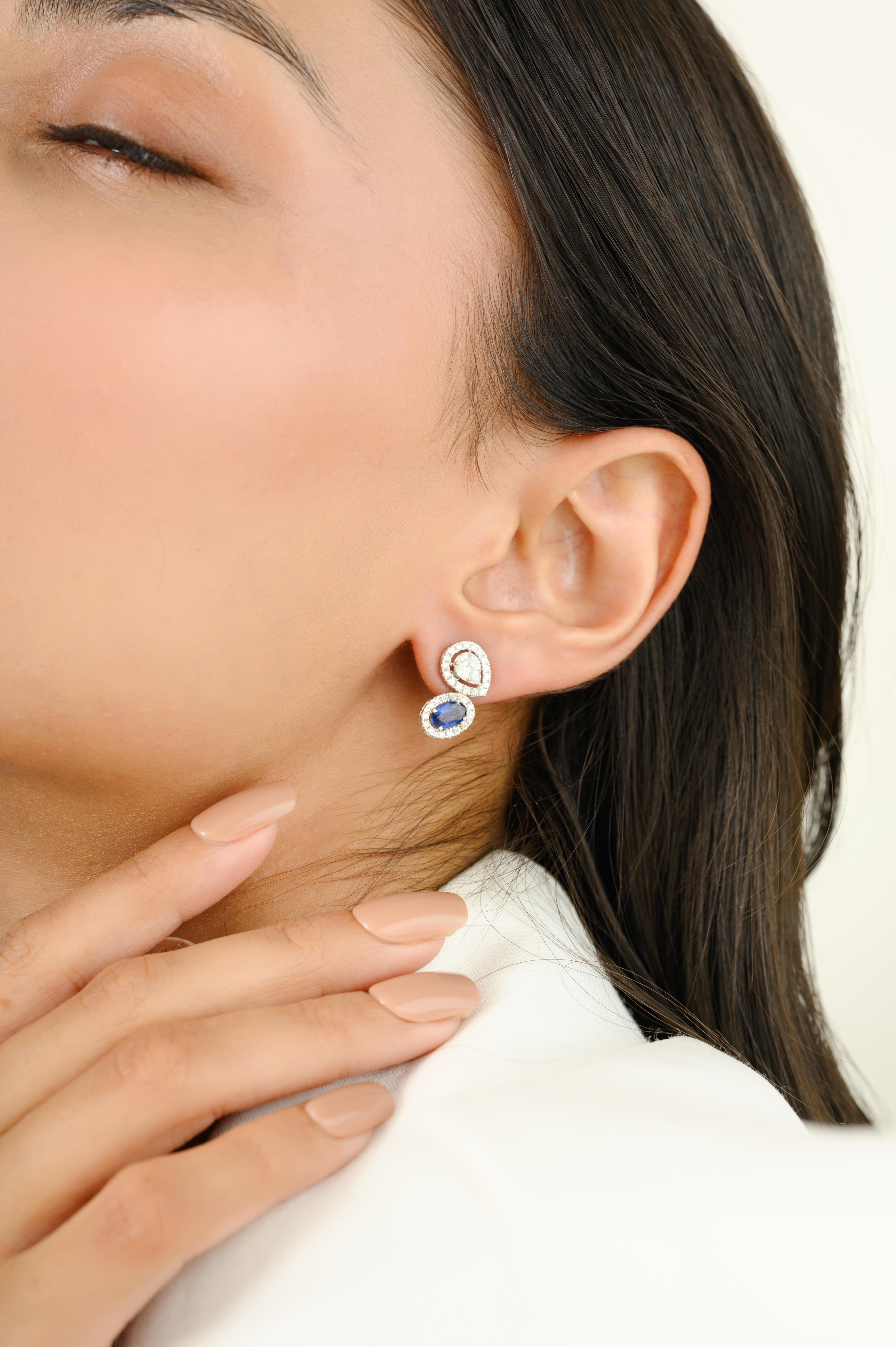 Orecchini a perno con diamante e zaffiro blu naturale autentico in oro bianco 18 carati in vendita 2