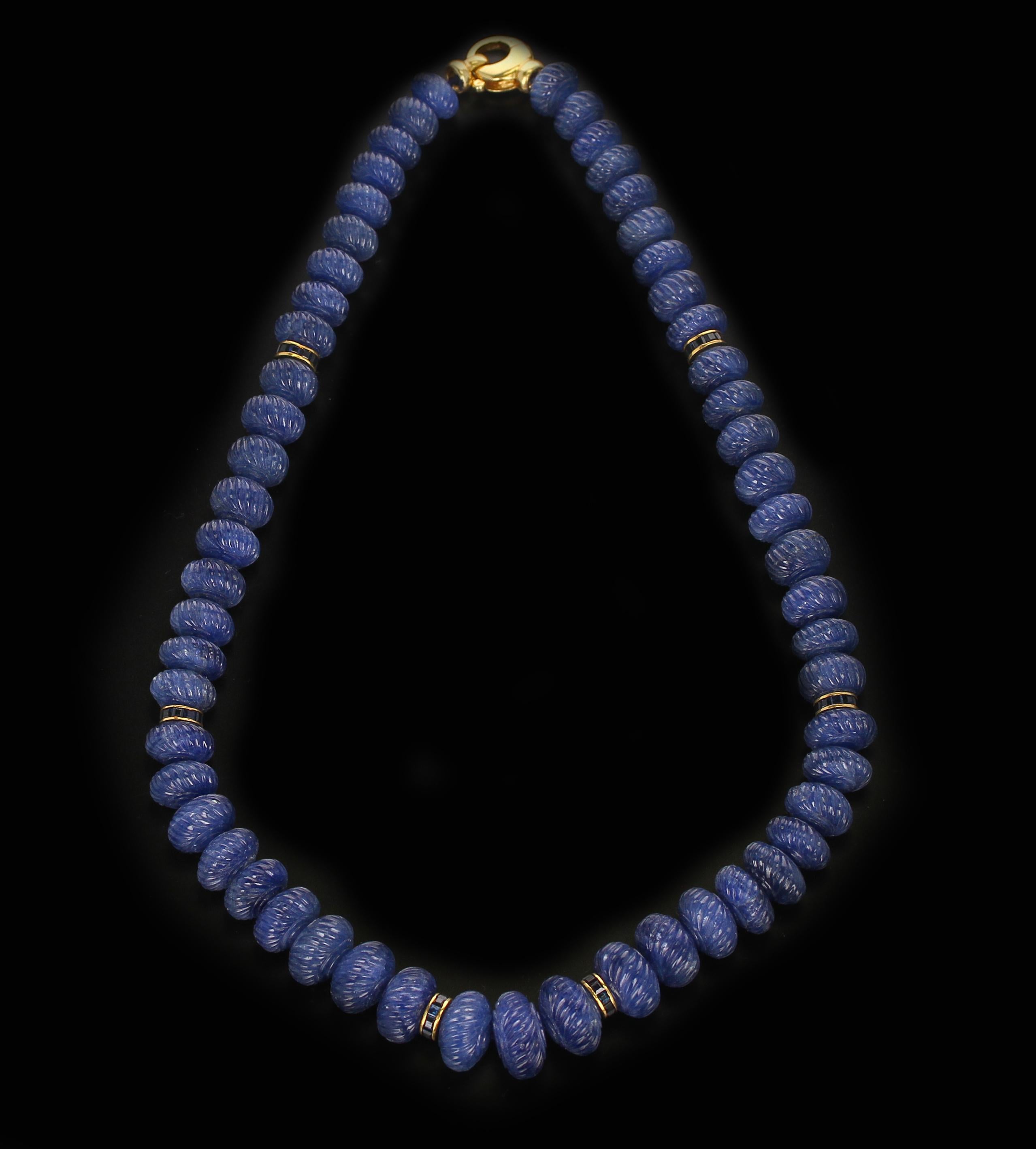 Halskette aus echten und natürlichen geschnitzten Saphirperlen, Kaliber-Saphir und Goldscheiben (Perle) im Angebot