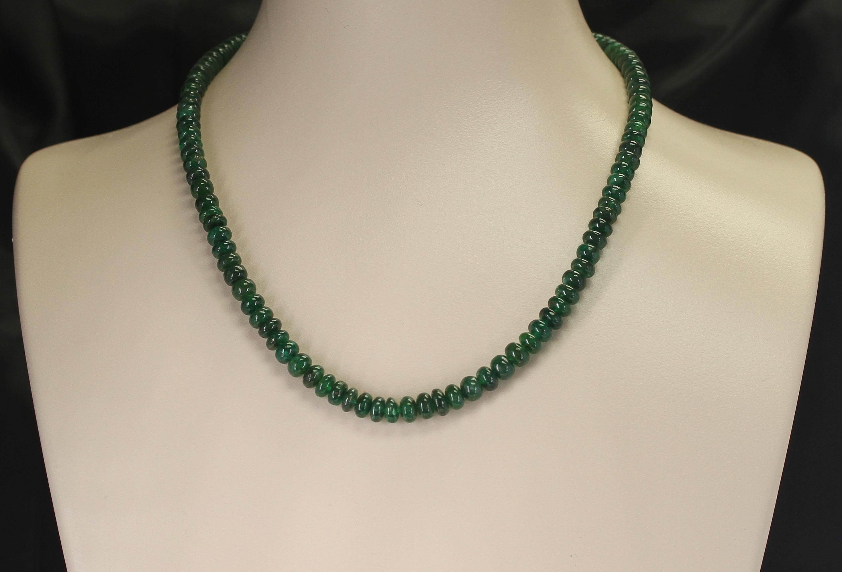 Perlina Collana di perle lisce con smeraldo naturale e autentico di colore verde intenso in vendita