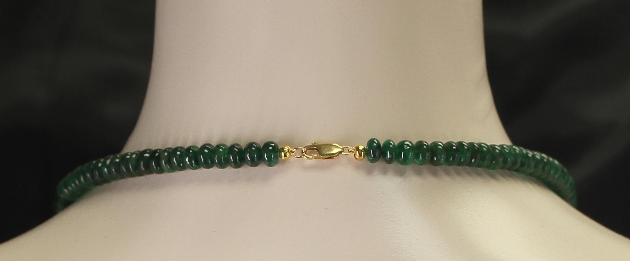 Collana di perle lisce con smeraldo naturale e autentico di colore verde intenso In condizioni Nuovo in vendita a New York, NY