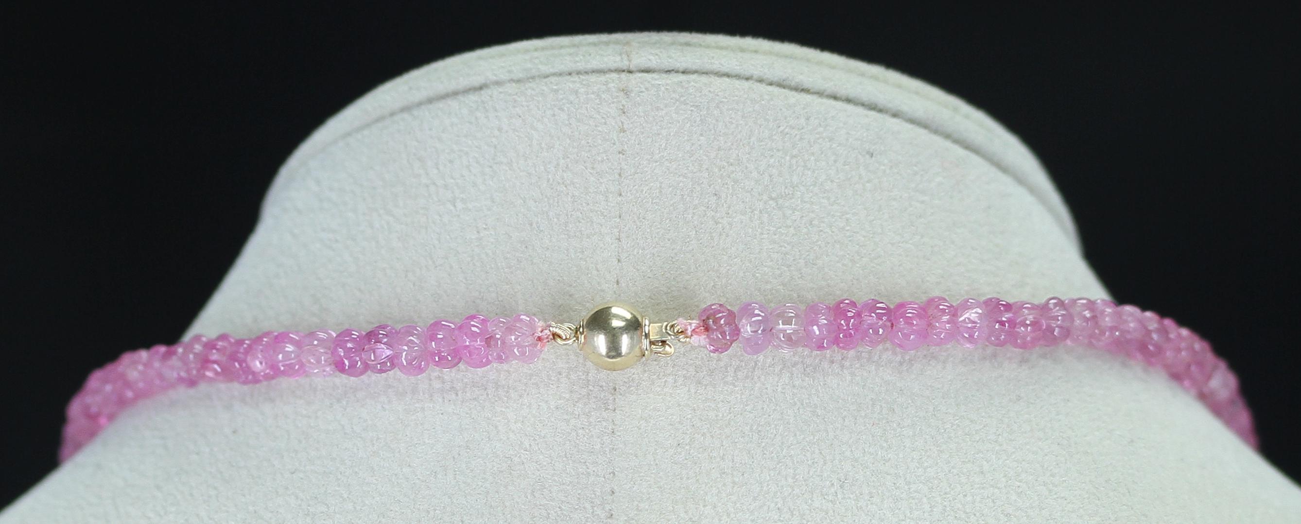 Halskette aus 14 Karat Gelbgold mit geschnitzten Perlen, echter und natürlicher rosa Saphir im Zustand „Hervorragend“ im Angebot in New York, NY