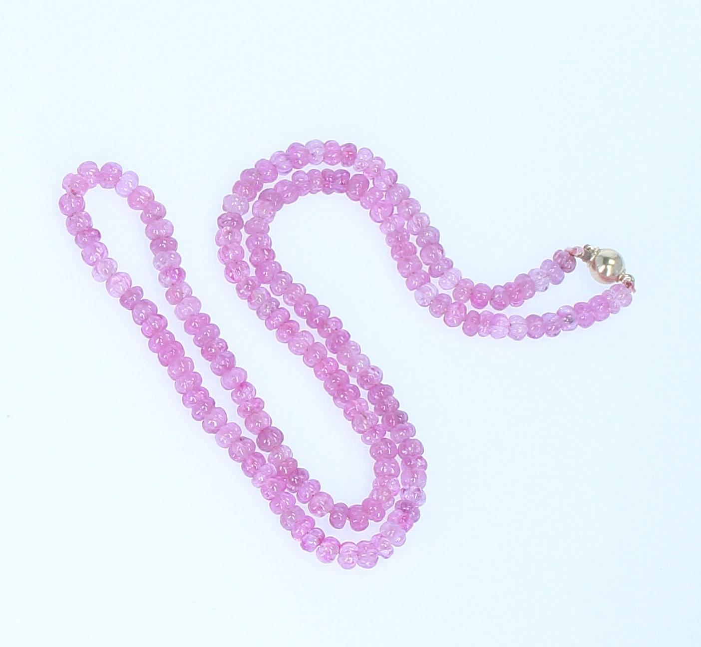 Halskette aus 14 Karat Gelbgold mit geschnitzten Perlen, echter und natürlicher rosa Saphir für Damen oder Herren im Angebot