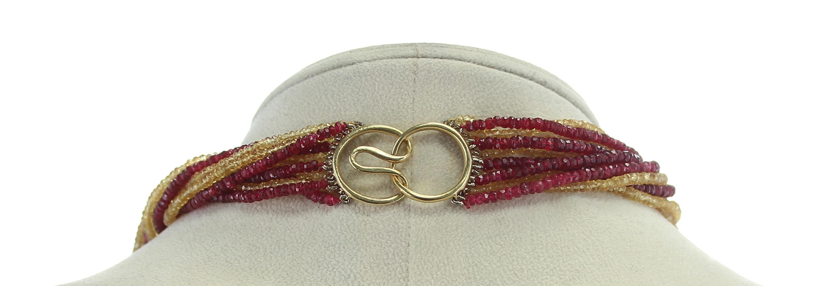 Un collier ras du cou en perles facettées de Spinel rouge et de Saphir jaune, authentique et naturel, avec une longueur de 17.75