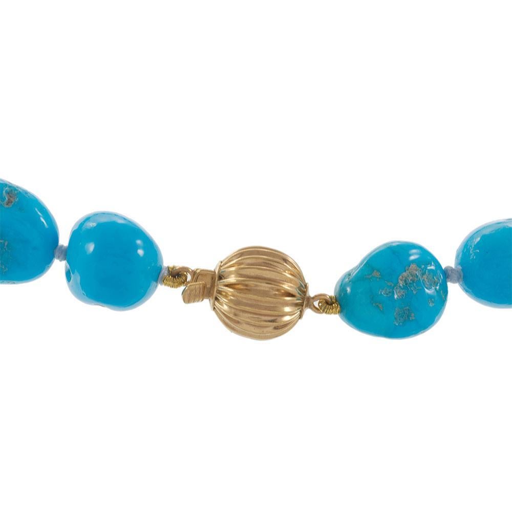 Vibrante e inconfundiblemente elegante, esta cadena de 19 pulgadas presenta auténtica turquesa natural Bella Durmiente en cuentas de pepita de forma orgánica. Apreciada por su rico color azul cielo y su mínimo veteado, la turquesa Bella Durmiente