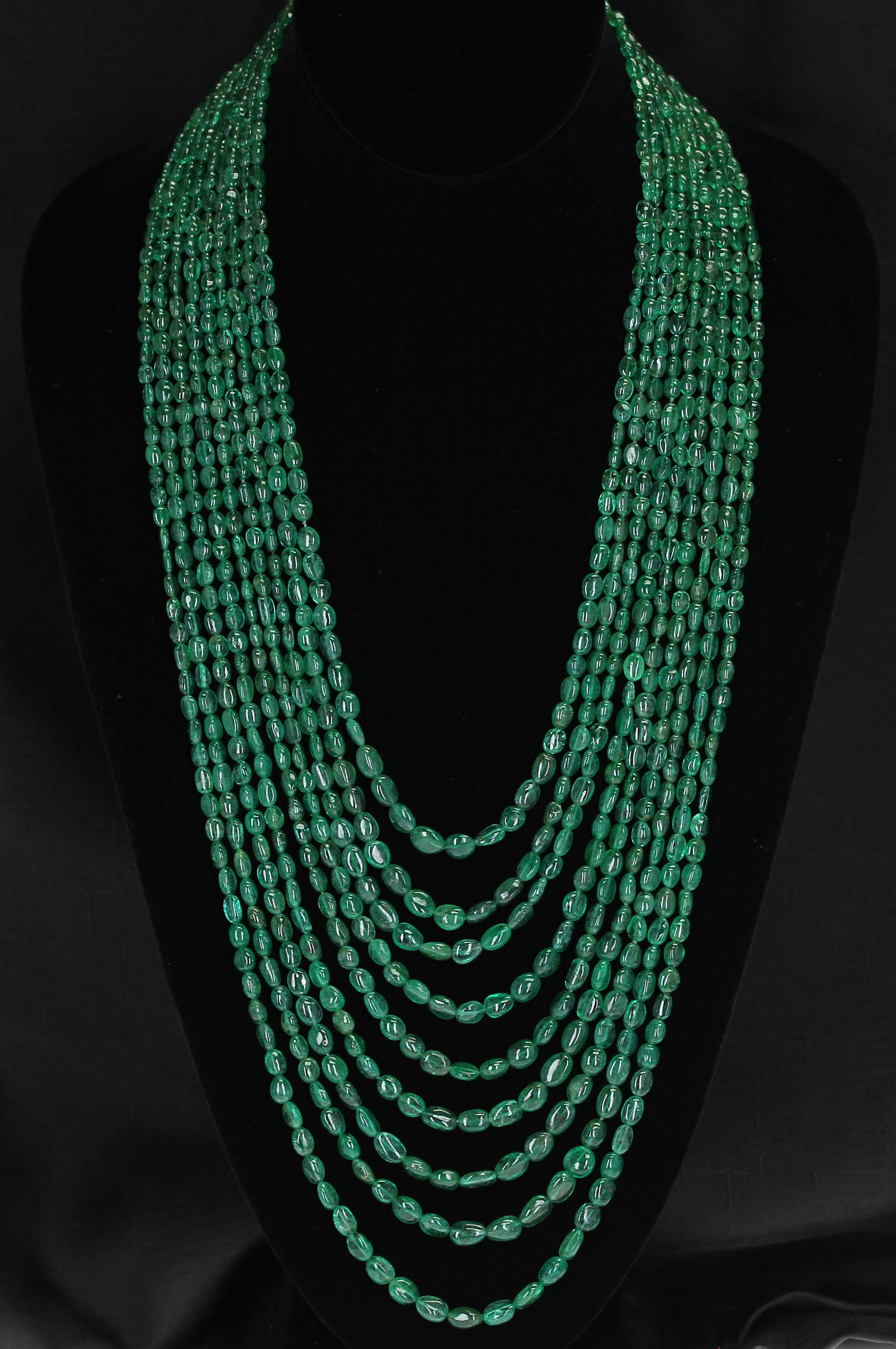 Perle Collier de 9 lignes de perles en émeraudes naturelles authentiques et lisses, avec petites émeraudes taillées en vente