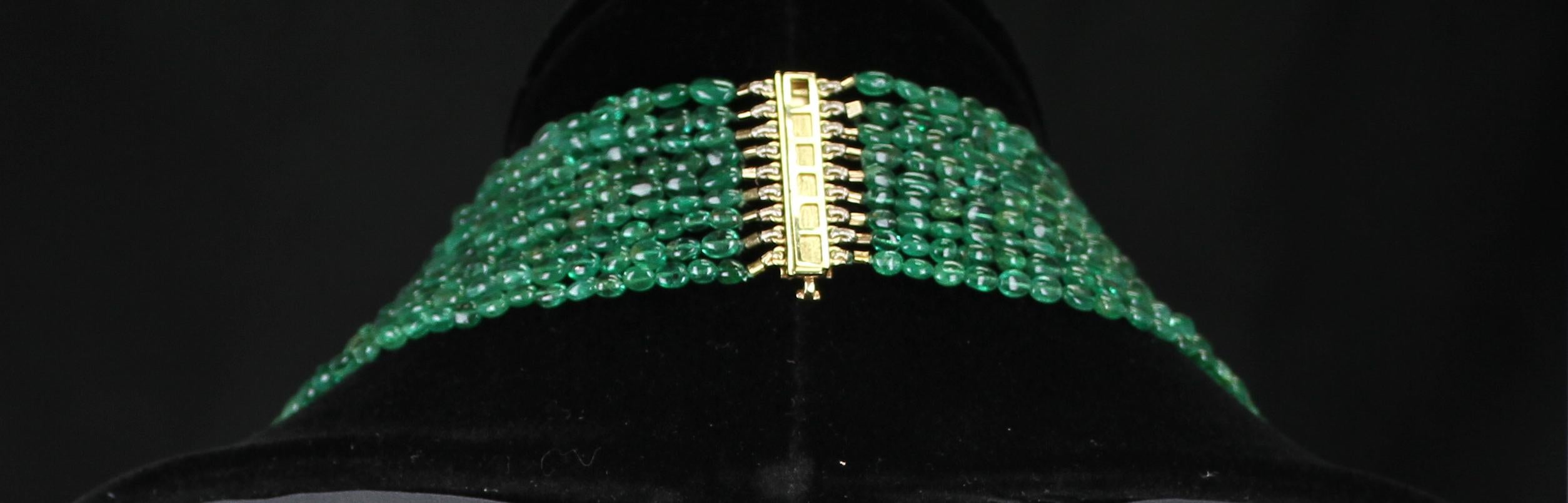 Collier de 9 lignes de perles en émeraudes naturelles authentiques et lisses, avec petites émeraudes taillées Excellent état - En vente à New York, NY
