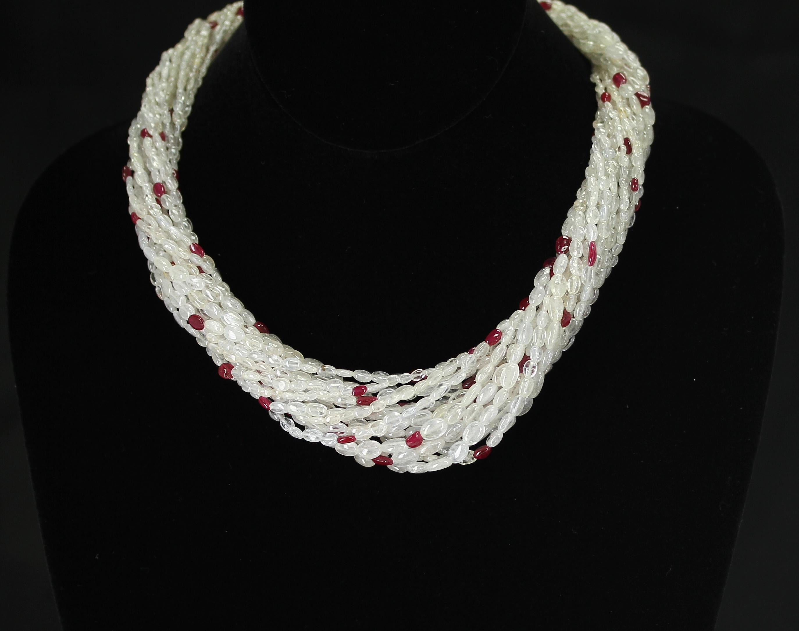 Collier de saphirs blancs jaunes bleus véritables et naturels, perles tubulaires simples et rubis Excellent état - En vente à New York, NY