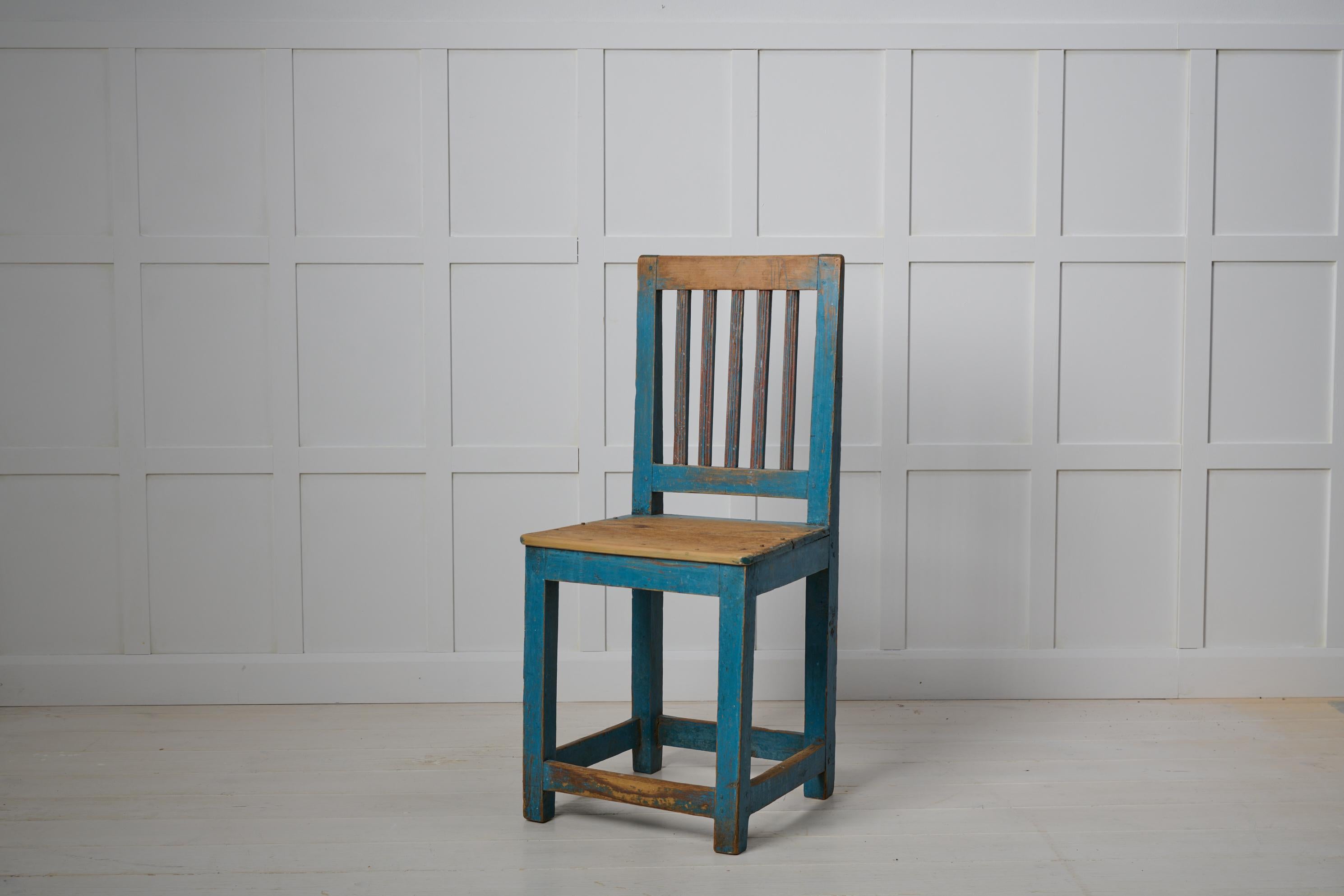 Charmanter schwedischer Landhausstuhl aus Nordschweden, hergestellt um 1820. Der Stuhl ist ein echtes Landhausmöbel mit blauer Originalfarbe. Die Farbe ist nach 200 Jahren Gebrauch etwas angegriffen und hat Patina angesetzt, was ihr einen charmanten