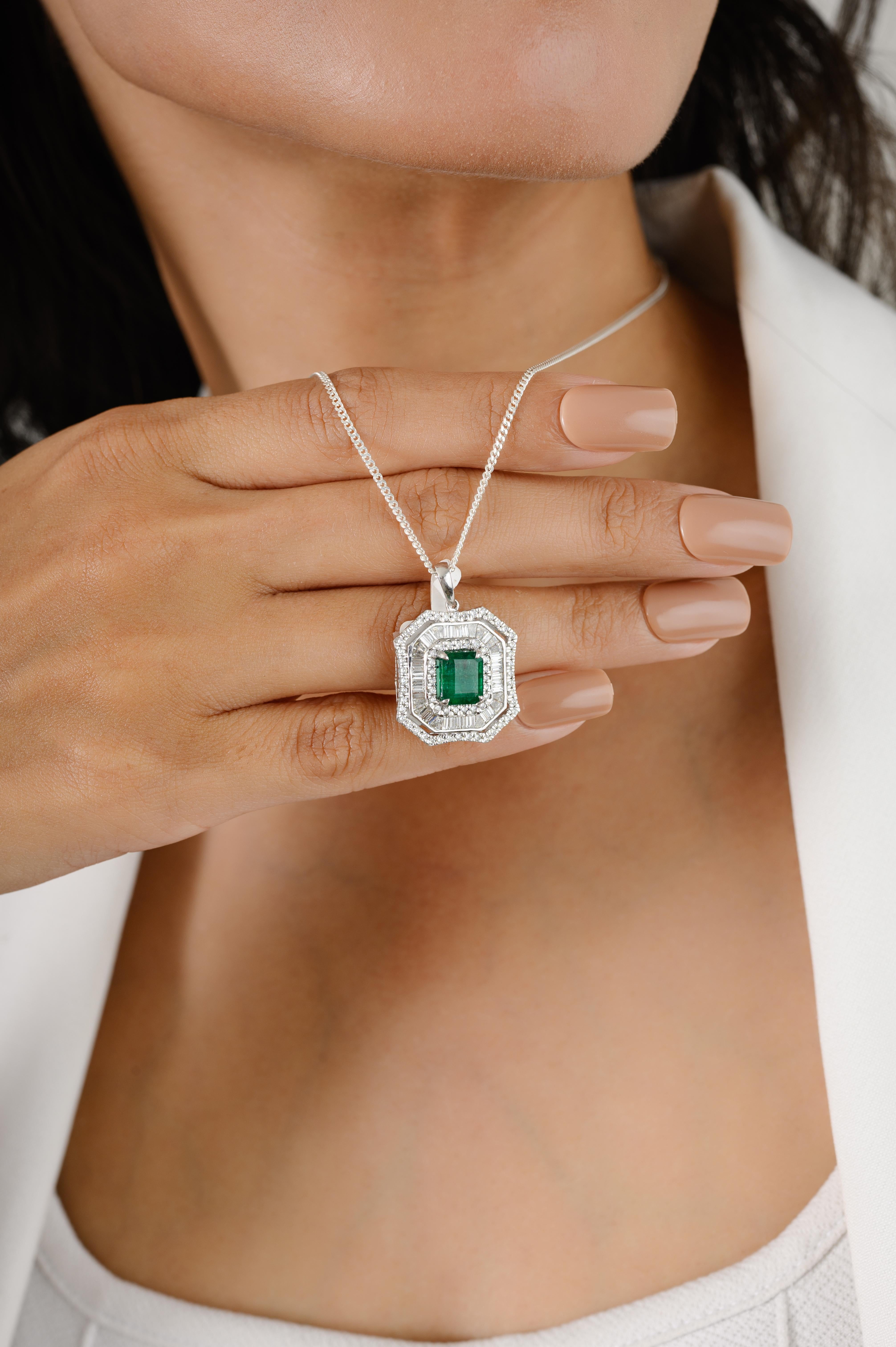 Donna Ciondolo con smeraldo ottagonale autentico e alone di diamanti in oro bianco 18 carati in vendita