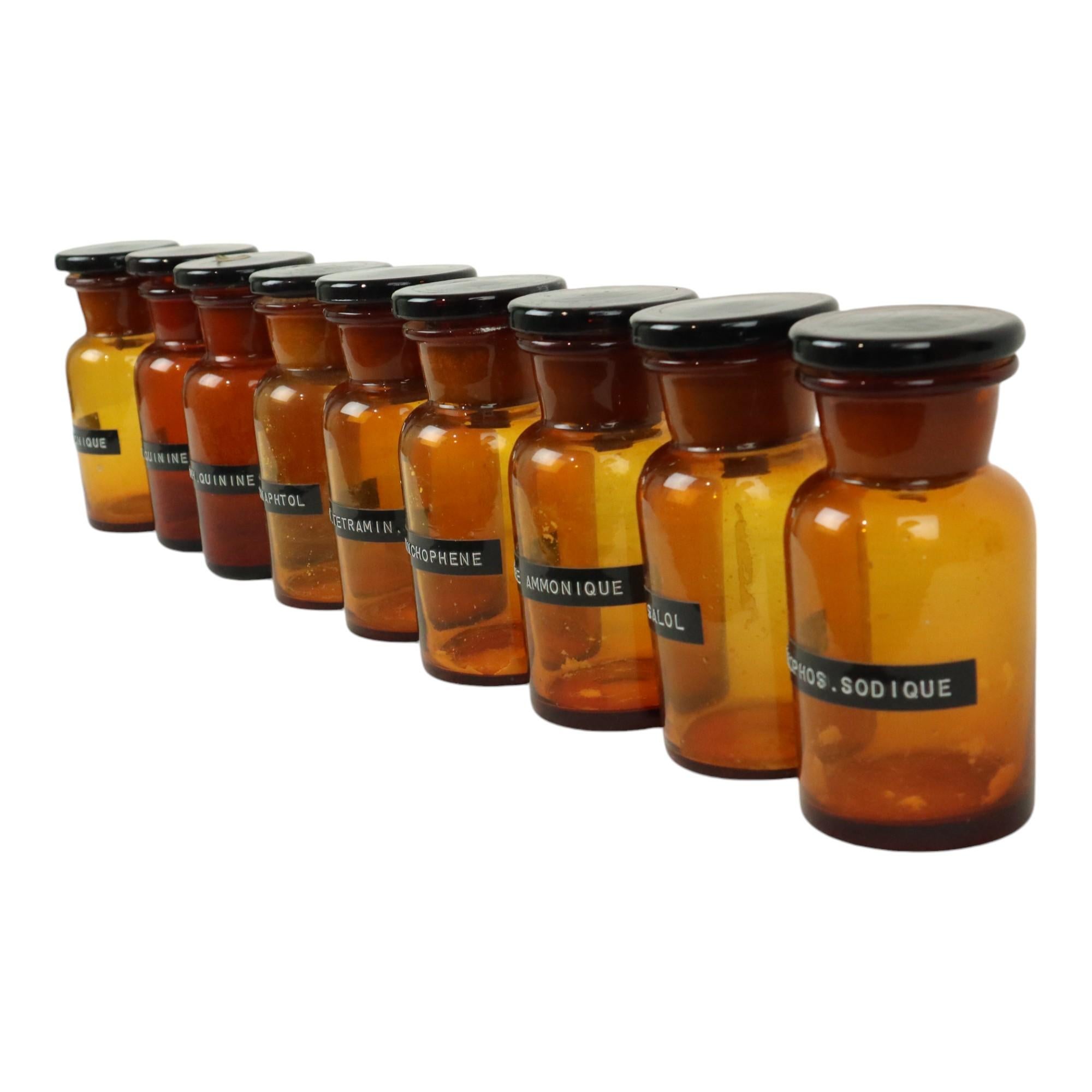 20ième siècle Genuine Old Apothecary Medical Bottles Jars Set Brown Amber Glass en vente