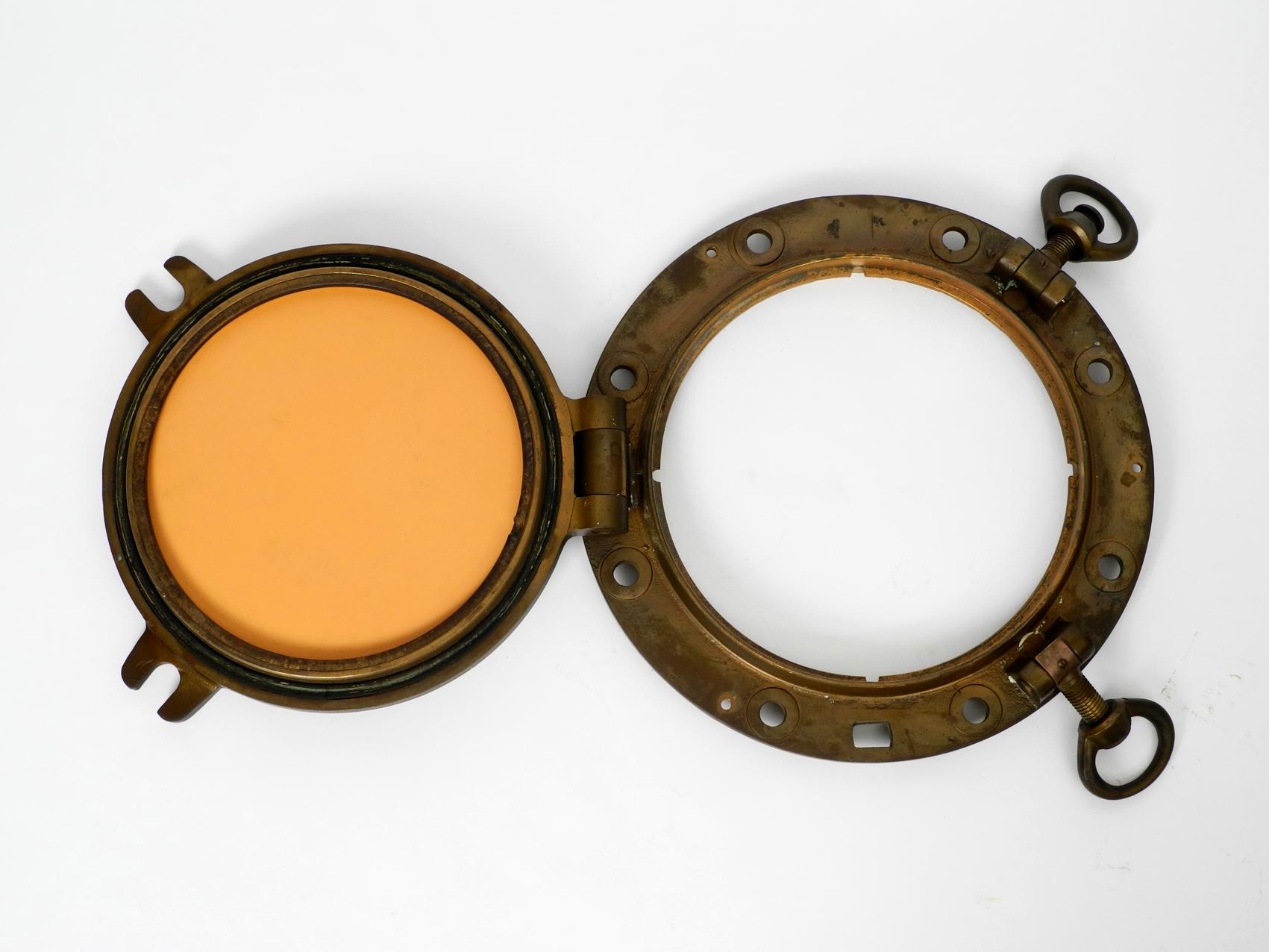 Genuine Old Brass Ship's Porthole Wall Mirror Heavy and Solid Construction im Zustand „Gut“ in München, DE