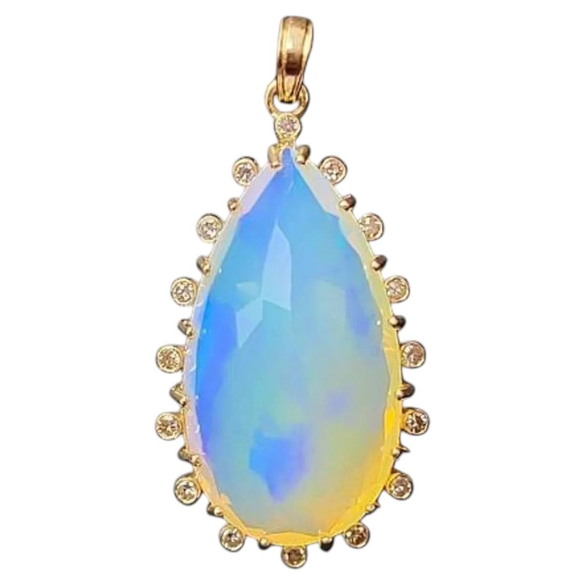 Ciondolo in oro giallo 14K con opale autentico e diamanti in vendita