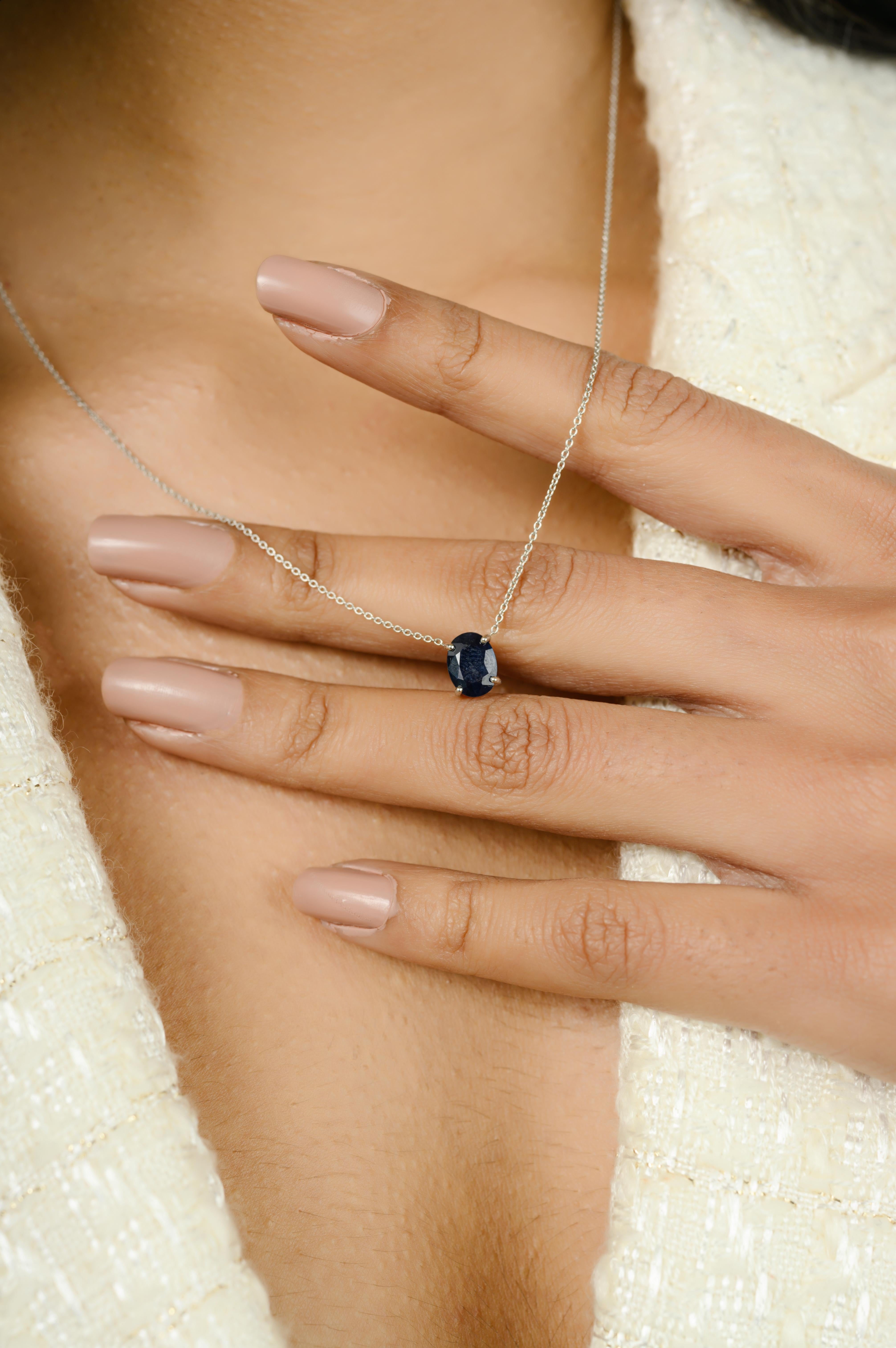 Taglio ovale Collana con ciondolo in vero zaffiro blu taglio ovale con catena in oro bianco 14K in vendita
