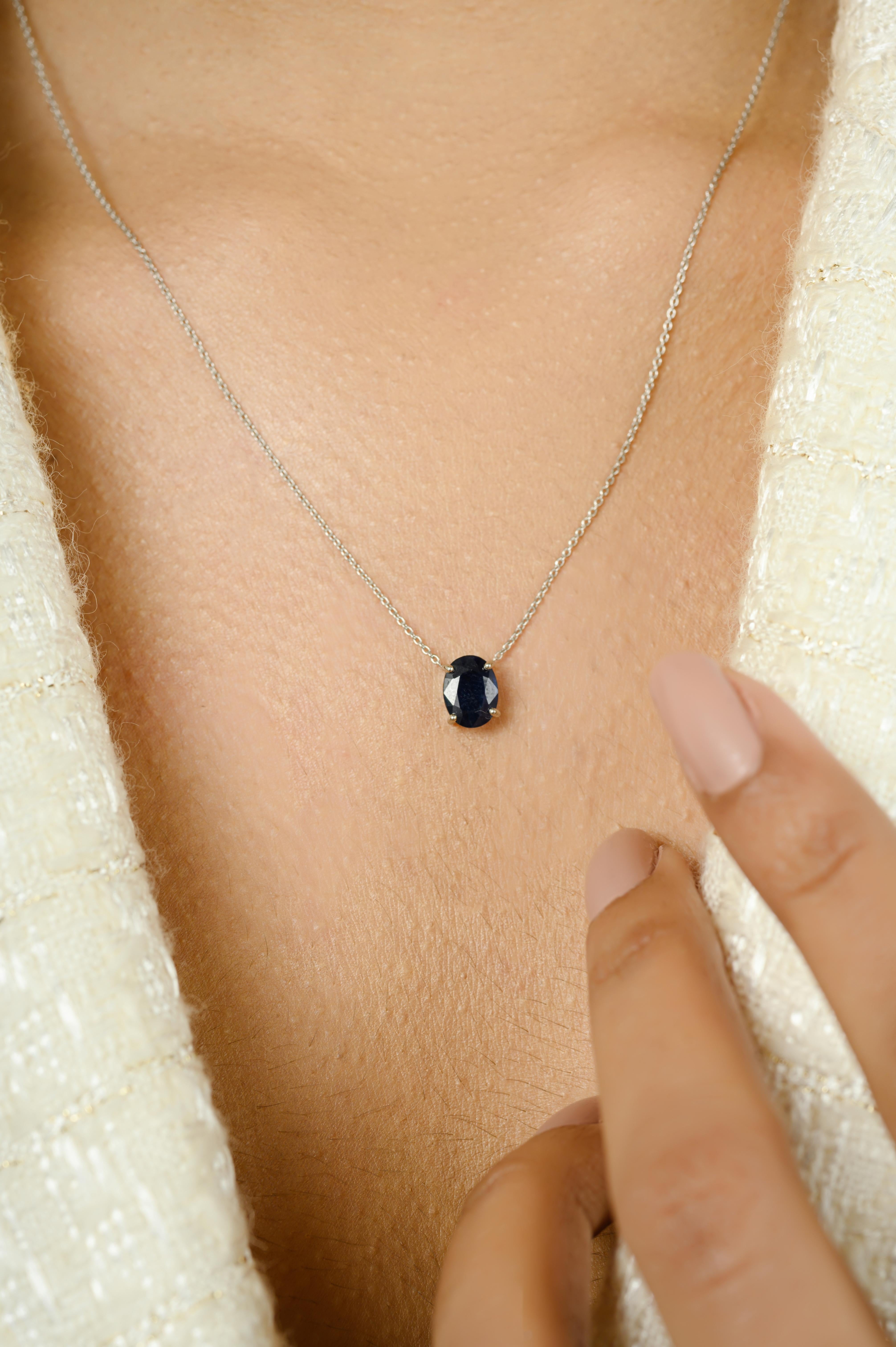 Donna Collana con ciondolo in vero zaffiro blu taglio ovale con catena in oro bianco 14K in vendita