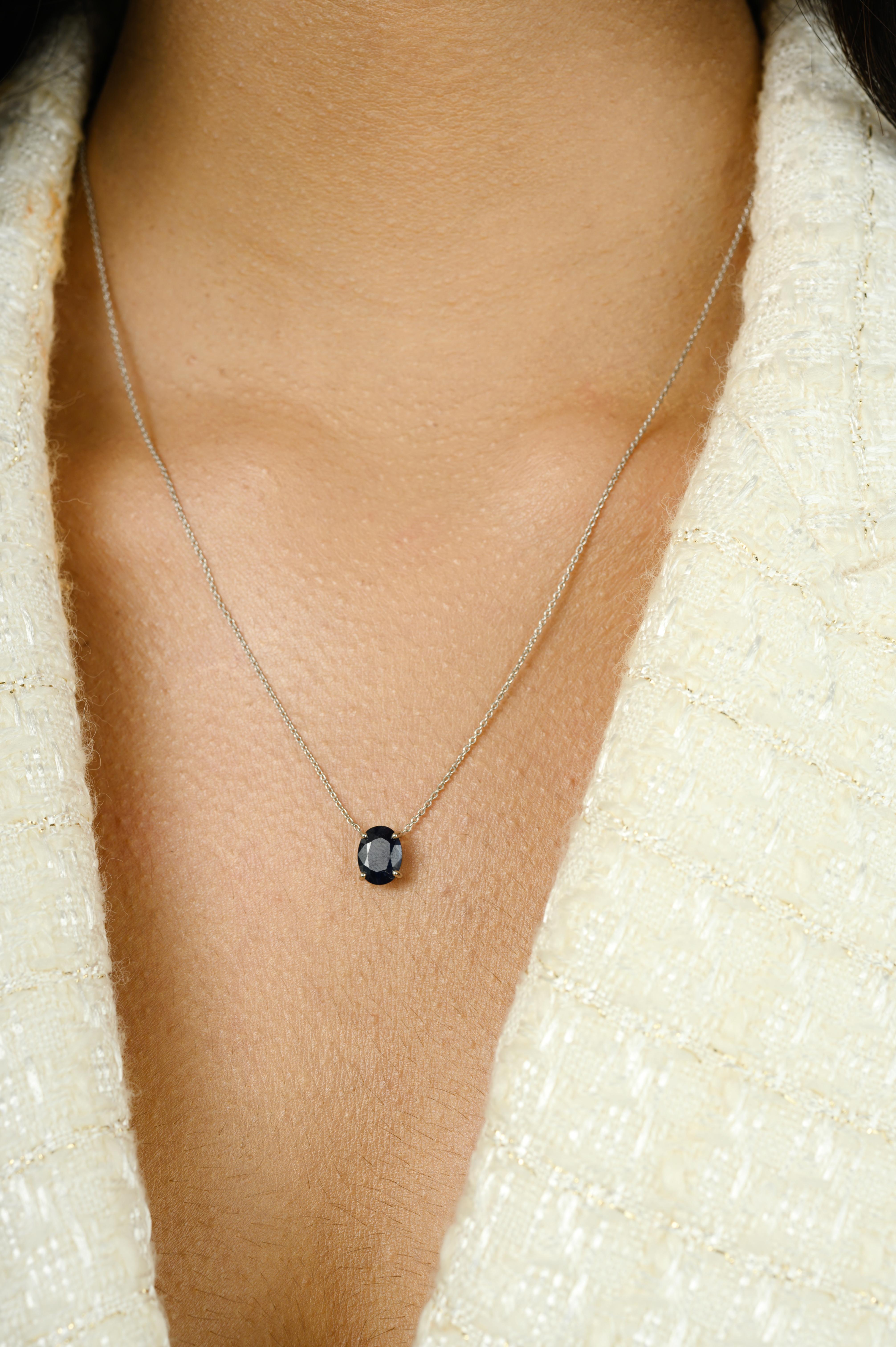 Collana con ciondolo in vero zaffiro blu taglio ovale con catena in oro bianco 14K in vendita 1