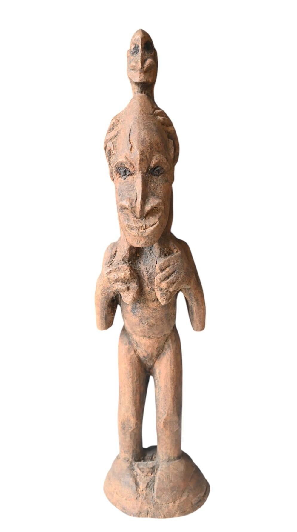 Eine echte Statue aus Papua-Neuguinea mit der Darstellung einer Meternität (Kind auf Schultern)
Die Sepik sind ein Volk, das entlang des Sepik-Flusses in Papua-Neuguinea lebt. Die Völker, die den Namen Sepik tragen, bilden die Hauptkulturen von ganz