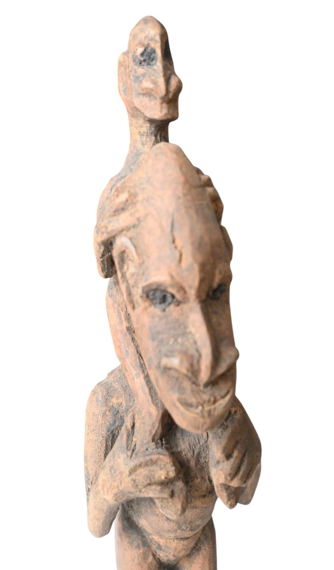 Genuine mütterliche Figur aus Papua-Neuguinea Sepik-Gebirge, Mitte des 20. Jahrhunderts (Stammeskunst) im Angebot