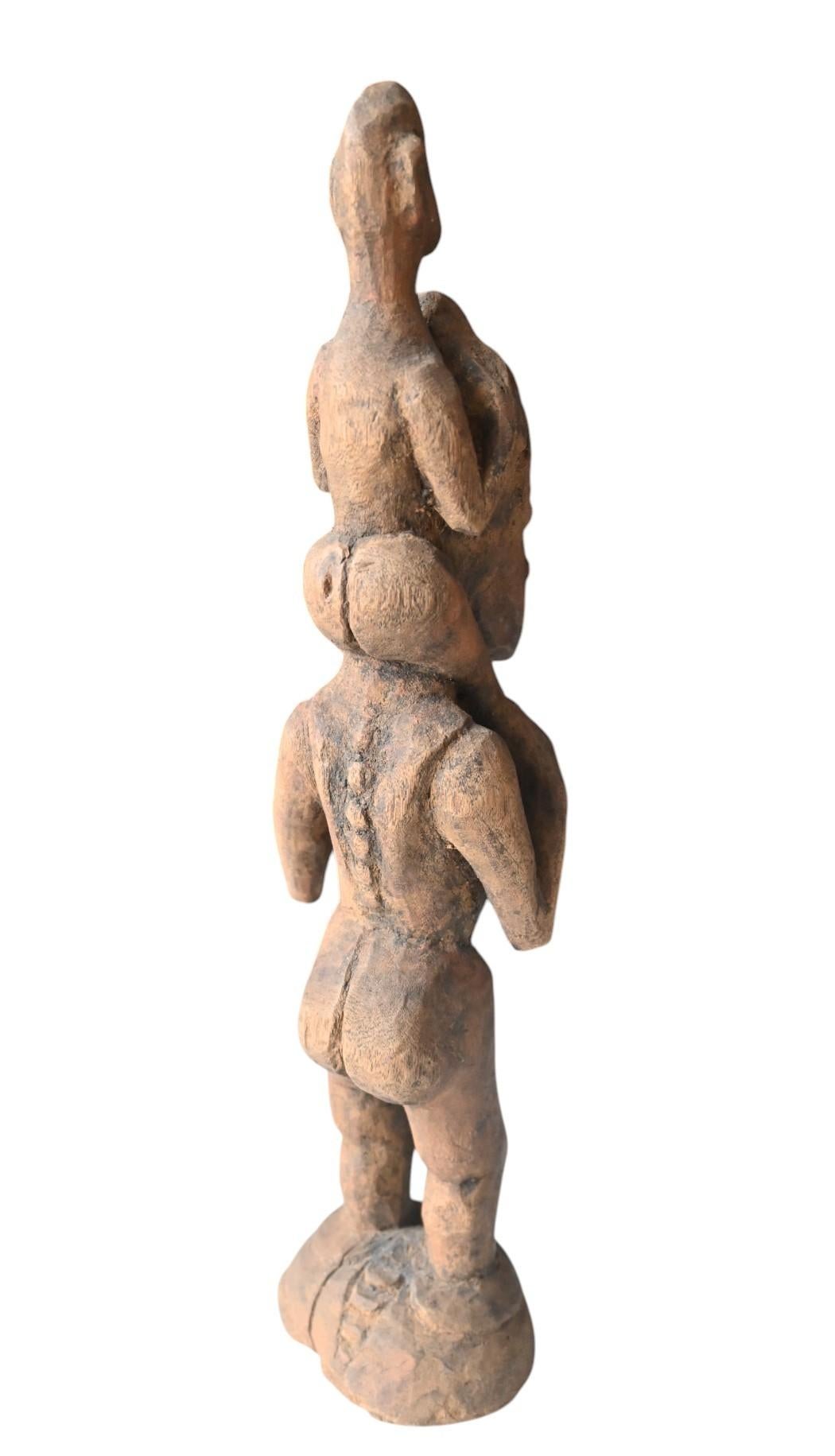 Genuine mütterliche Figur aus Papua-Neuguinea Sepik-Gebirge, Mitte des 20. Jahrhunderts (Handgeschnitzt) im Angebot