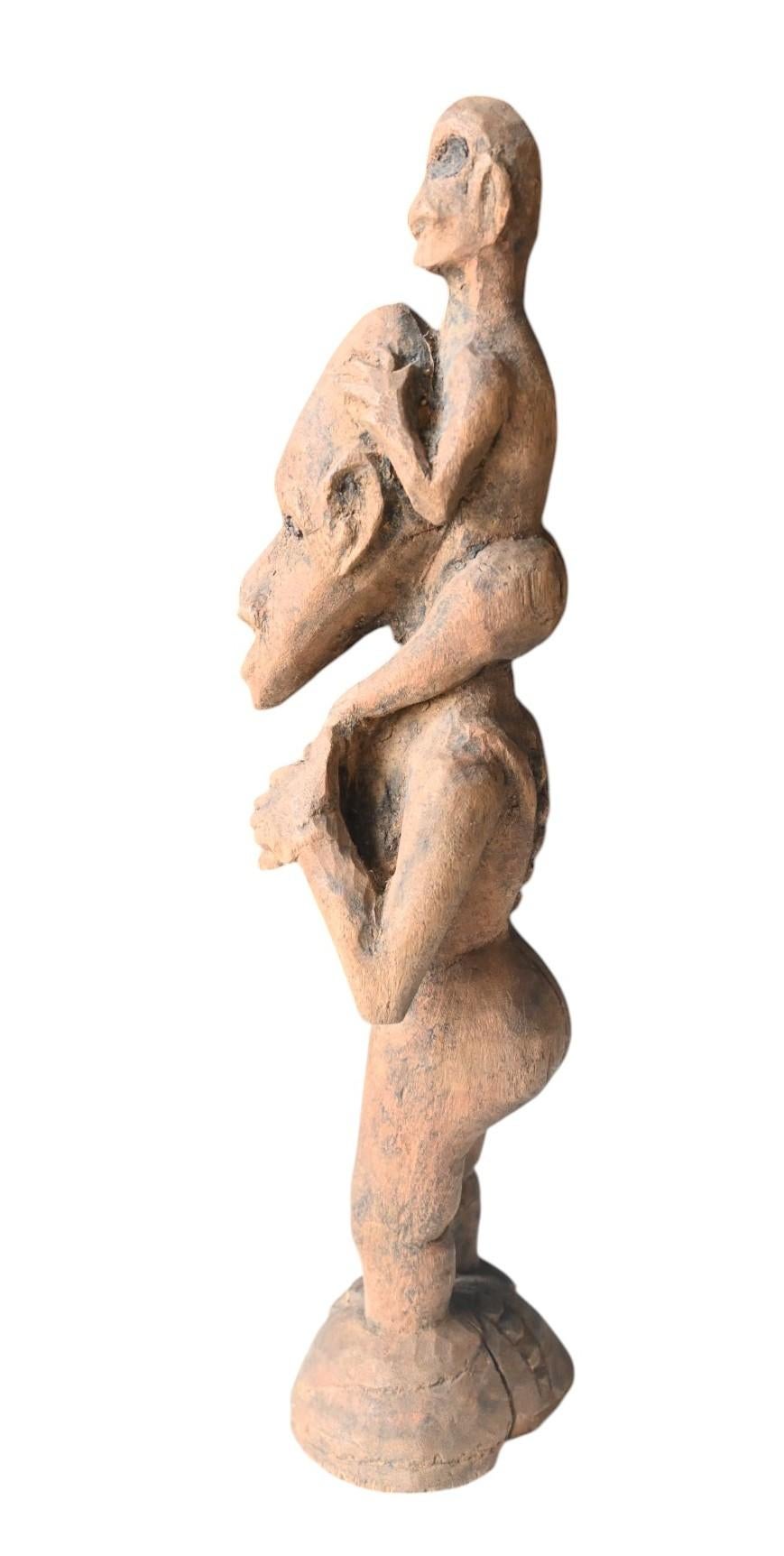 Genuine mütterliche Figur aus Papua-Neuguinea Sepik-Gebirge, Mitte des 20. Jahrhunderts (Holz) im Angebot