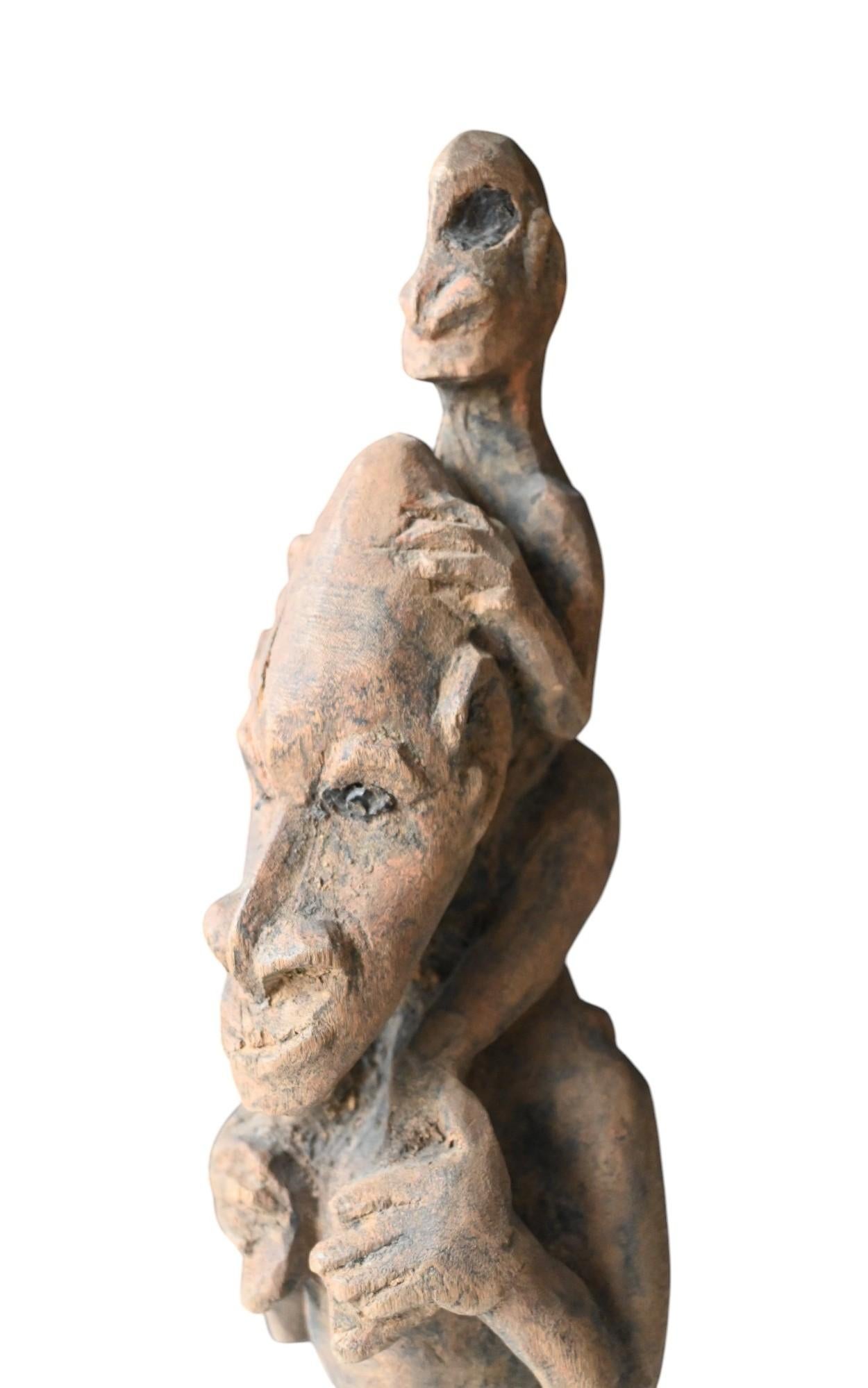 Genuine mütterliche Figur aus Papua-Neuguinea Sepik-Gebirge, Mitte des 20. Jahrhunderts im Angebot 1