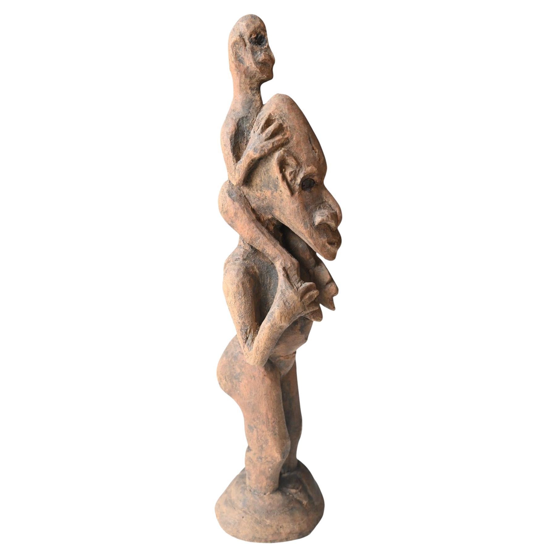 Auténtica figura de maternidad de la zona Sepik de Papúa Nueva Guinea , mediados del siglo XX