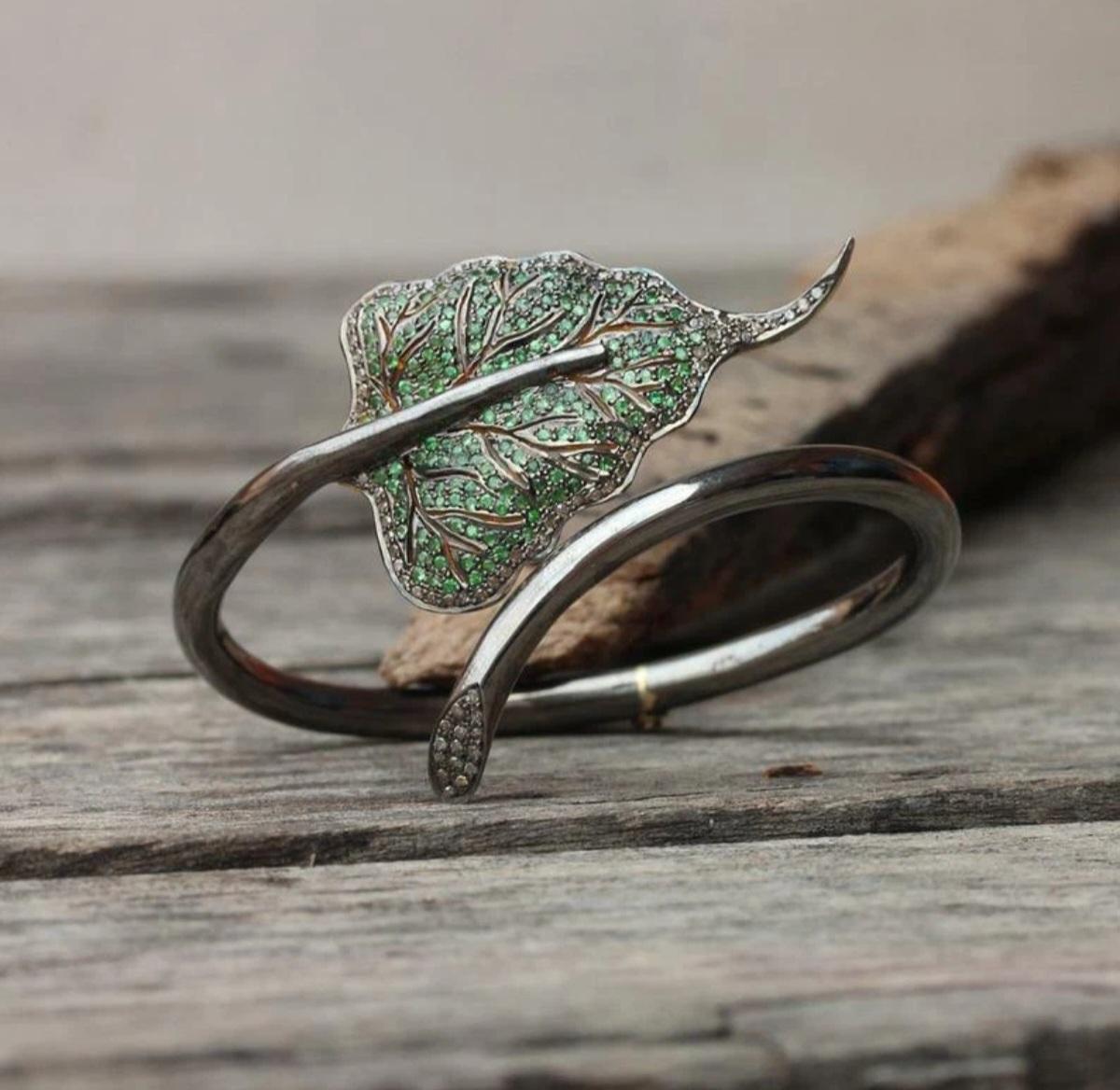 Bracciale con foglie di tsavorite e diamanti autentici in argento 925. In condizioni Nuovo in vendita a Chicago, IL