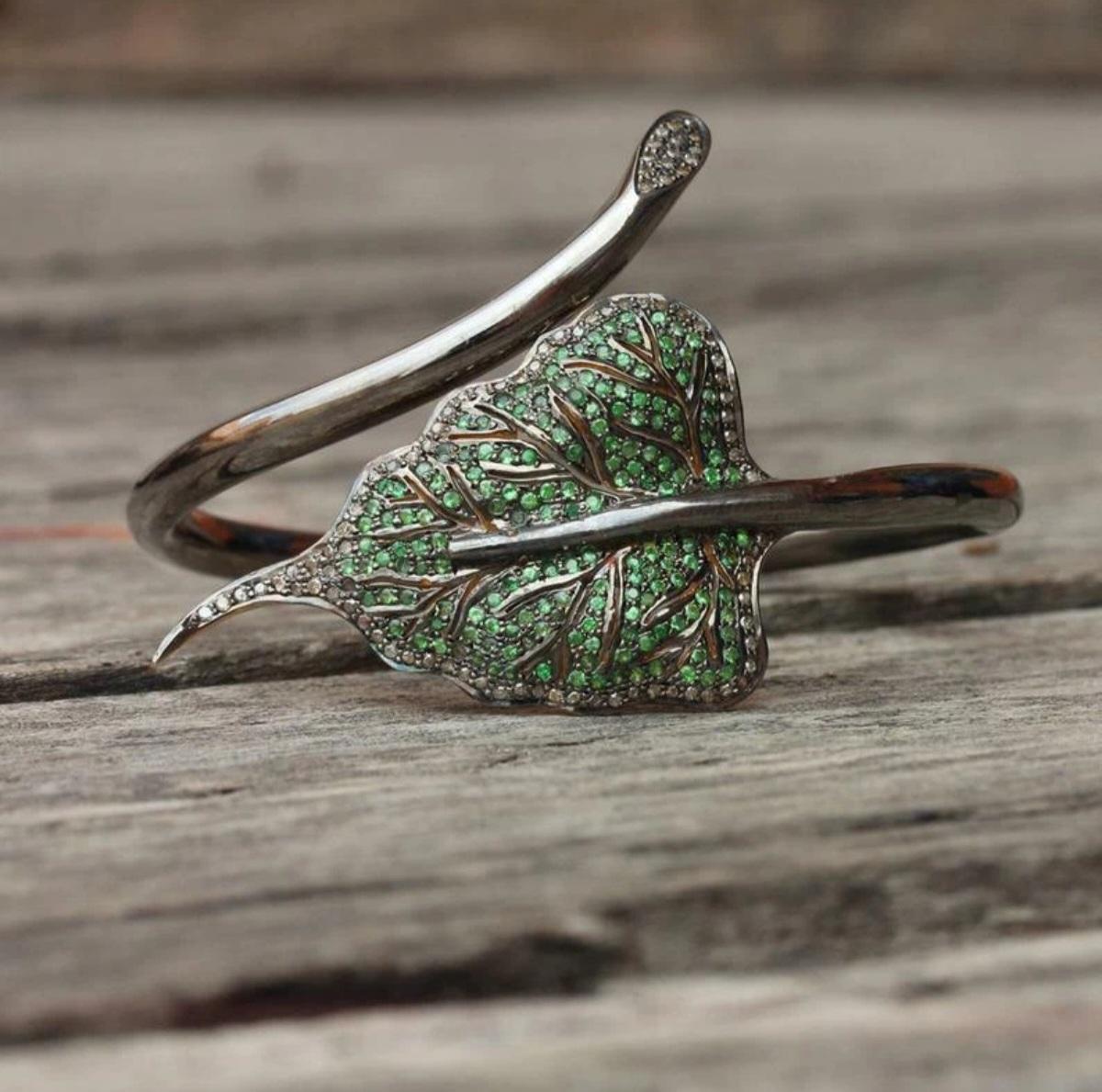 Donna Bracciale con foglie di tsavorite e diamanti autentici in argento 925. in vendita