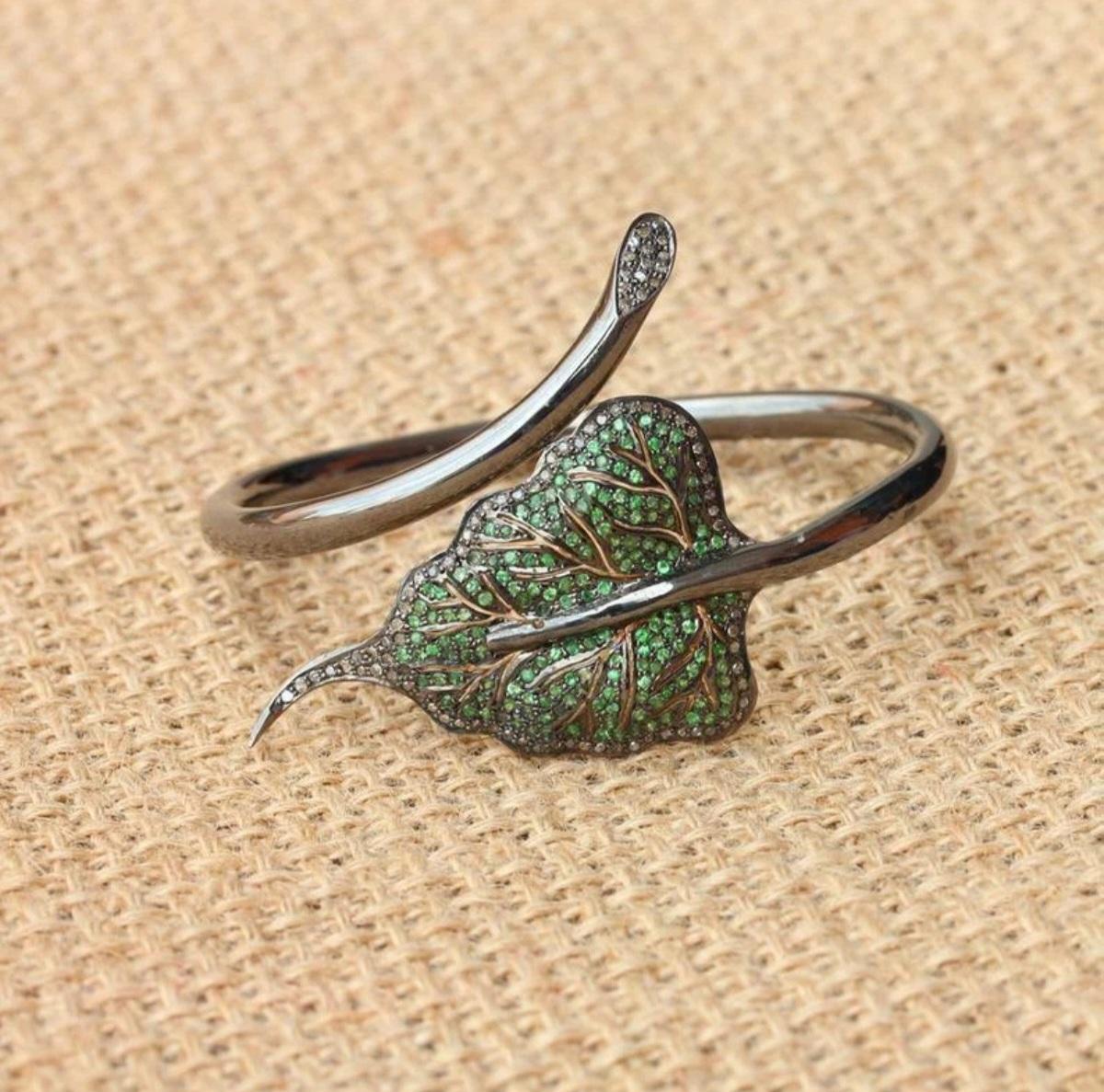 Bracciale con foglie di tsavorite e diamanti autentici in argento 925. in vendita 1