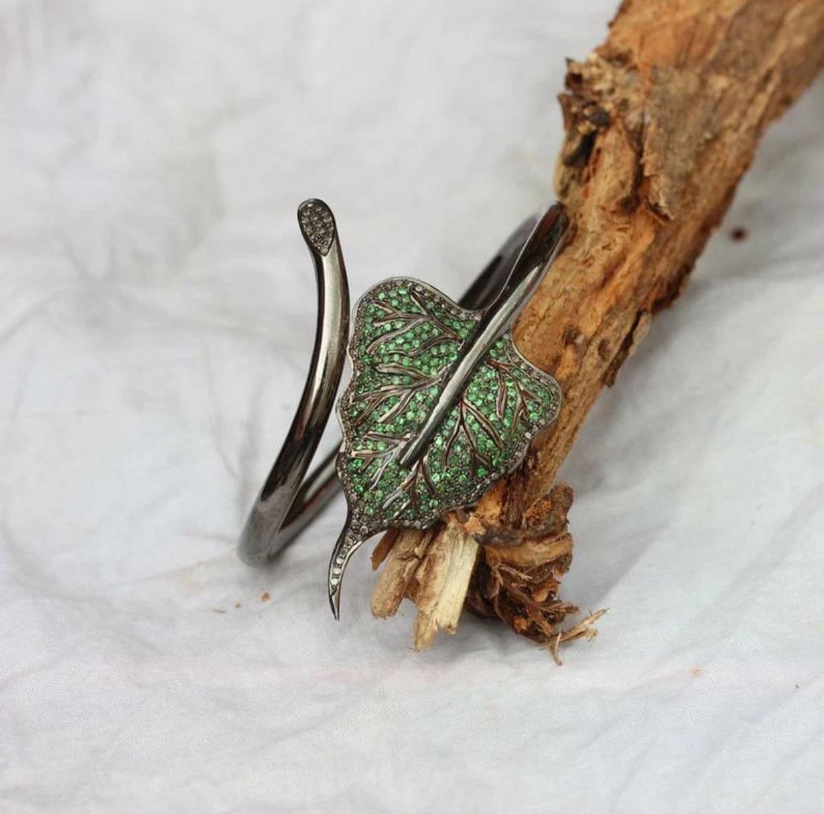 Bracciale con foglie di tsavorite e diamanti autentici in argento 925. in vendita 2