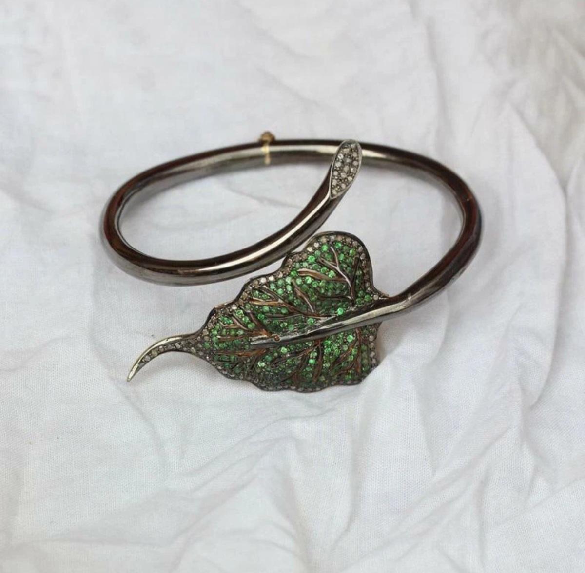 Bracciale con foglie di tsavorite e diamanti autentici in argento 925. in vendita 3