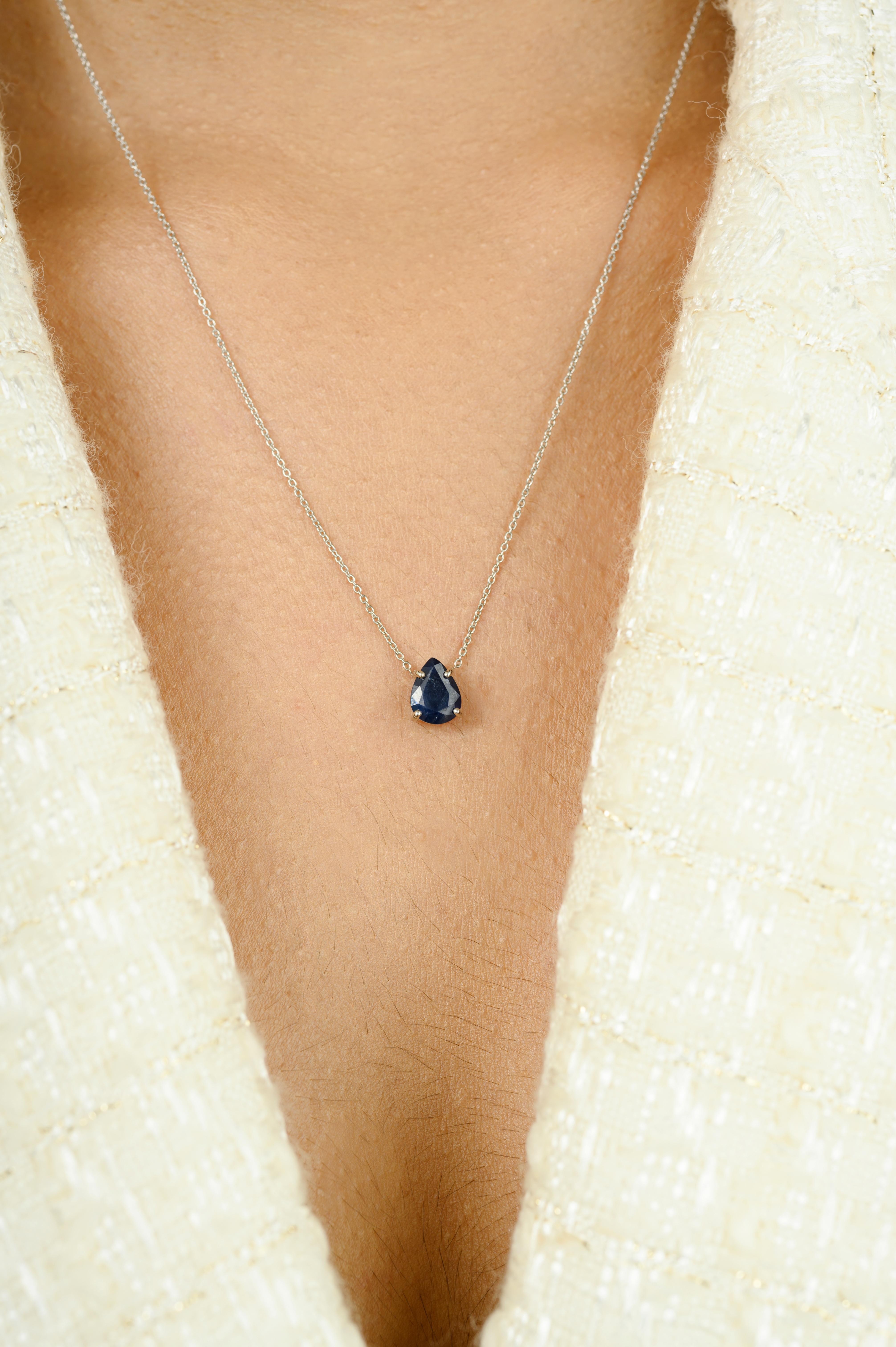 Collana con ciondolo con zaffiro blu taglio pera e catena in oro bianco 14K con zaffiro blu taglio pera di 1,35 carati. Questo splendido gioiello eleva immediatamente un look casual o un abito elegante. 
Lo zaffiro stimola la concentrazione e riduce