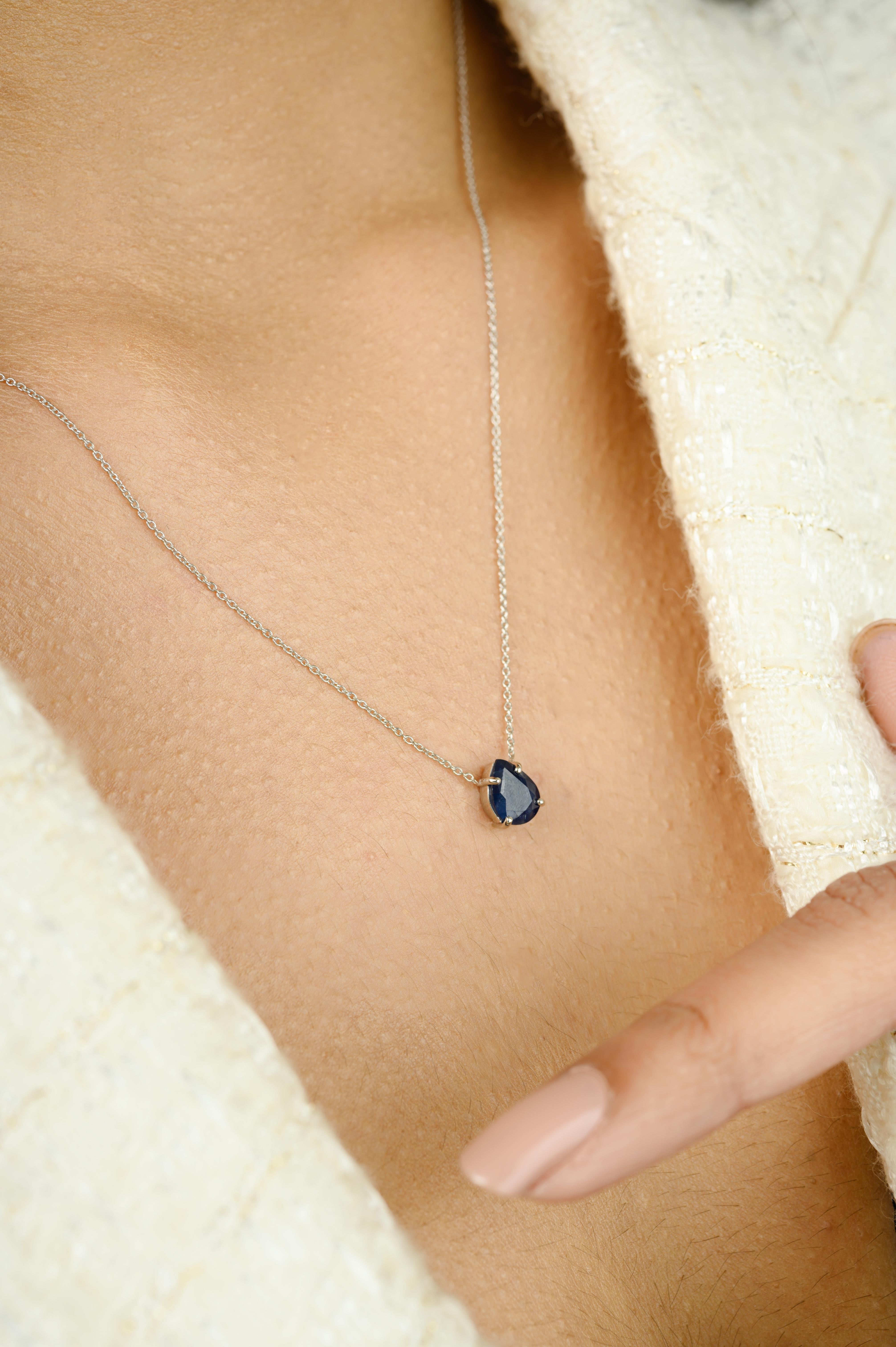 Taglio a goccia Collana con ciondolo di zaffiro blu autentico taglio pera con catena in oro bianco 14 carati in vendita