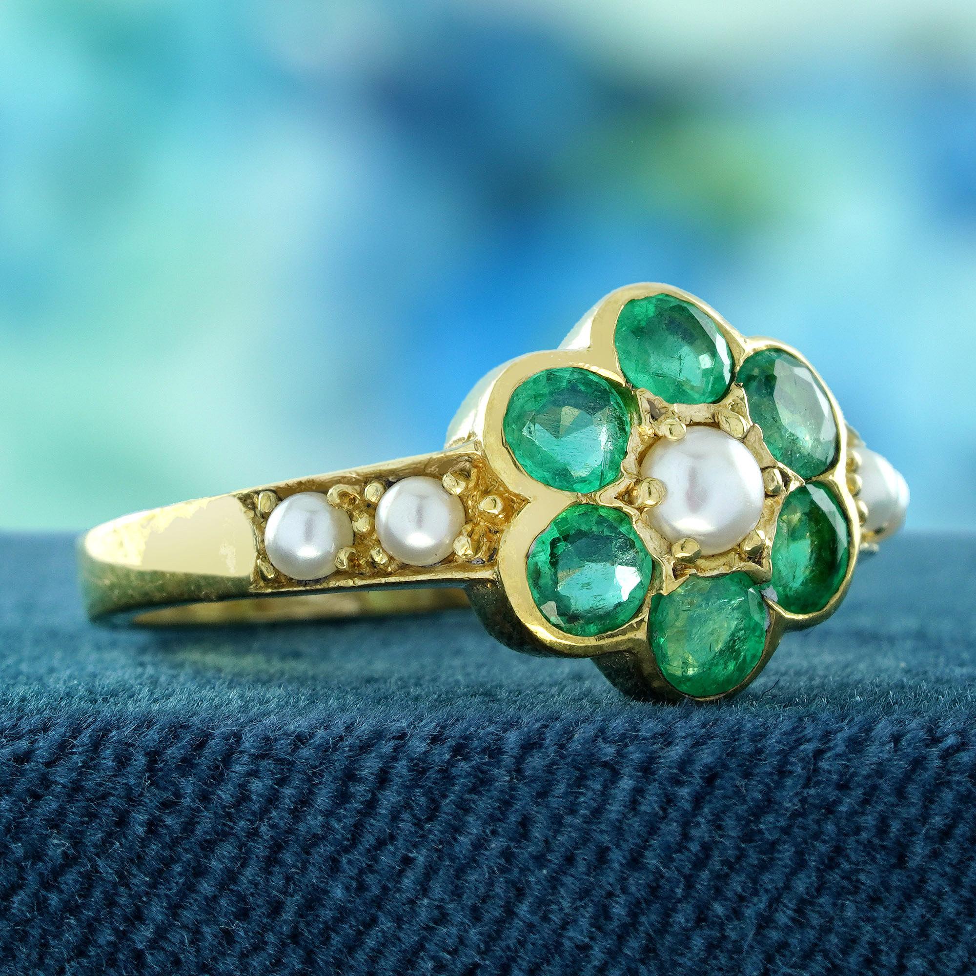 Questo anello presenta un design floreale affascinante ed elegante con una sensazione di lusso. Il centro è un grappolo a forma di fiore composto da smeraldi verdi vibranti che circondano una perla centrale. In questo modo si crea un contrasto