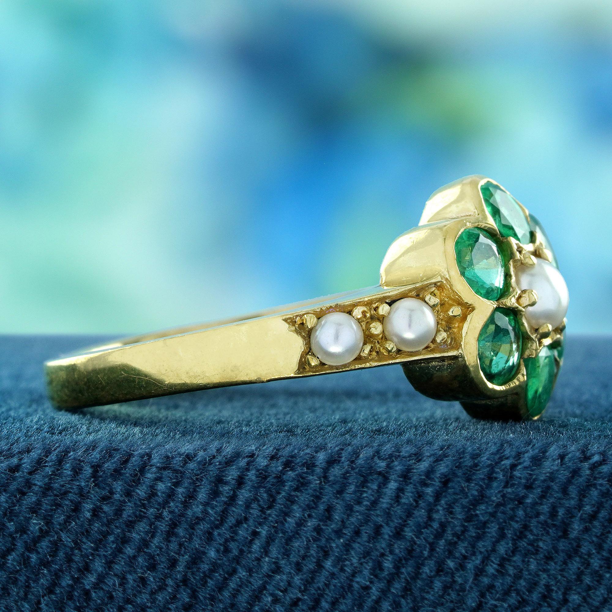 Taglio rotondo Anello con perla autentica e smeraldo a grappolo in oro giallo 9 carati in vendita