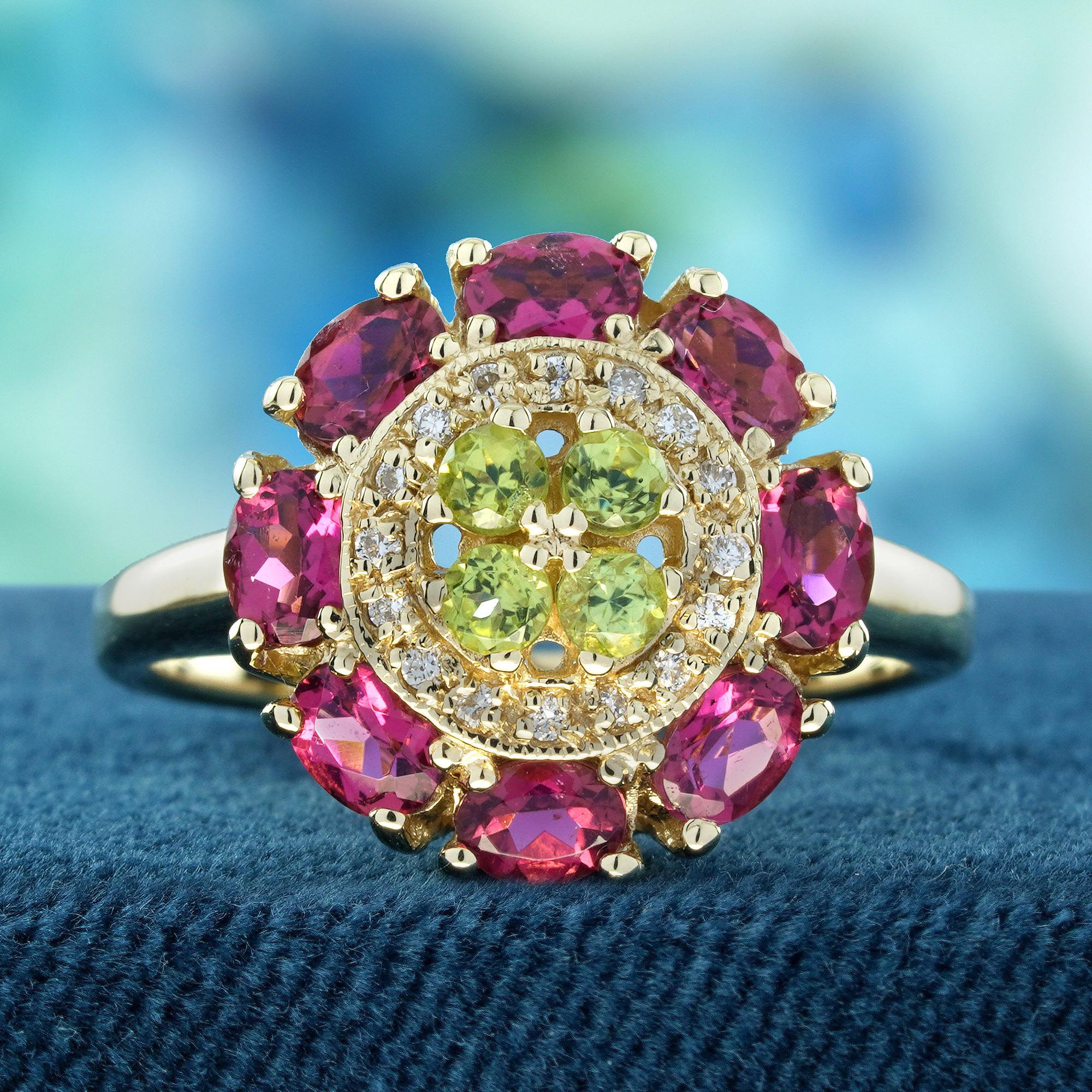 Este anillo presenta un aspecto llamativo y lujoso. La pieza central es un vibrante diseño de inspiración floral, con peridoto verde lima rodeado de gemas de turmalina rosa vivo y diamantes, que crean un dibujo en forma de flor. El contraste entre